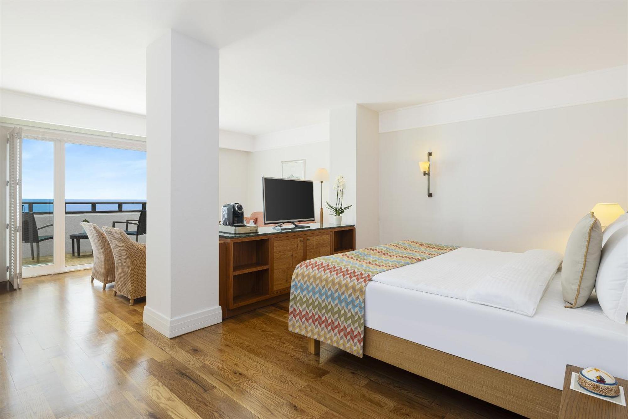 Junior Suite mit Doppelbett und Meerblick
