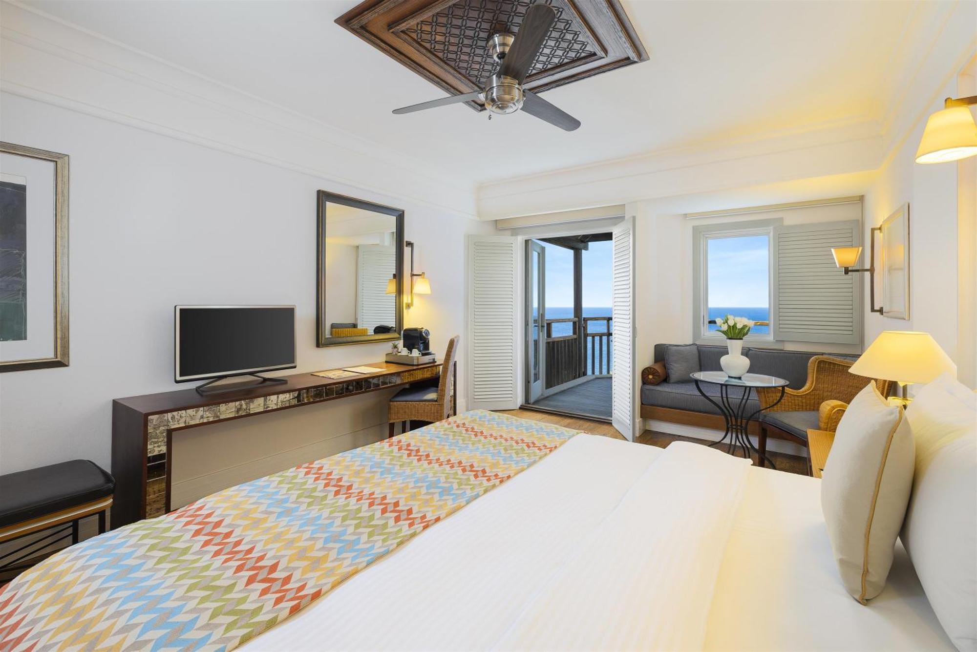 Grand Deluxe Zimmer mit Doppelbett und Panoramablick auf das Meer