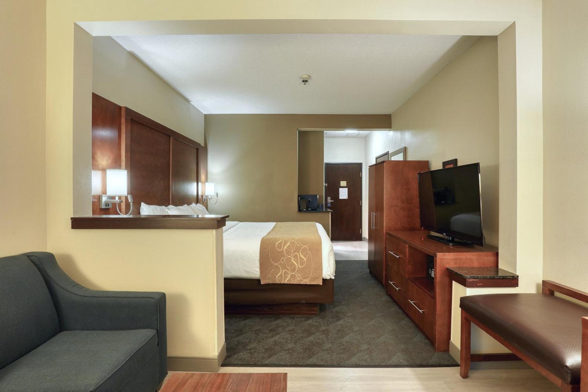 King Suite with Pool View - Non-Smoking
