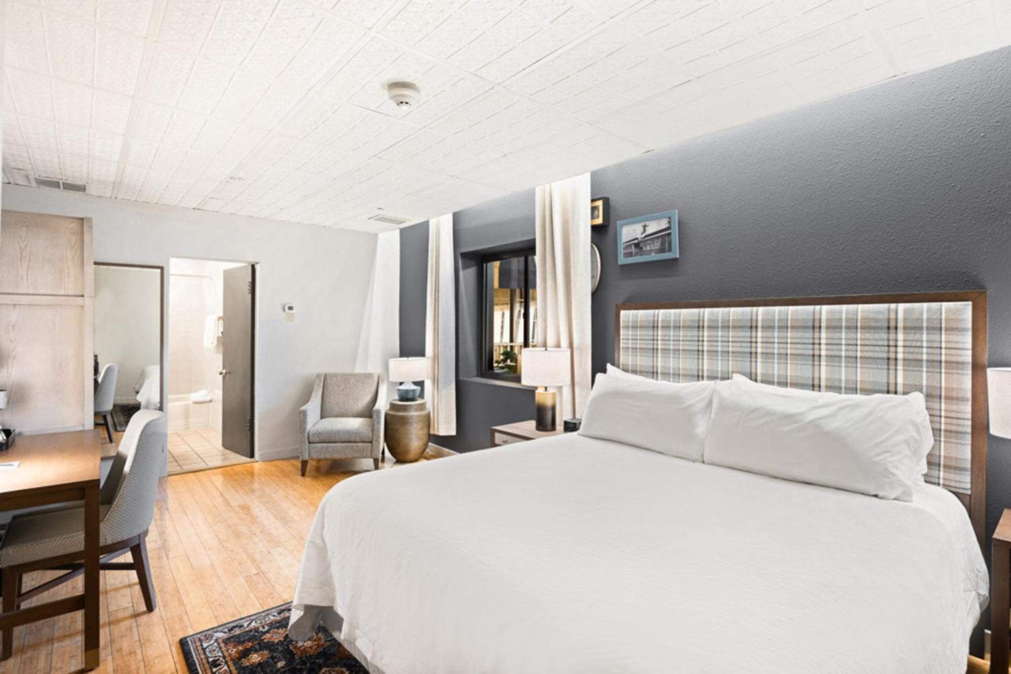 Comfort King Room 1 King Bed
