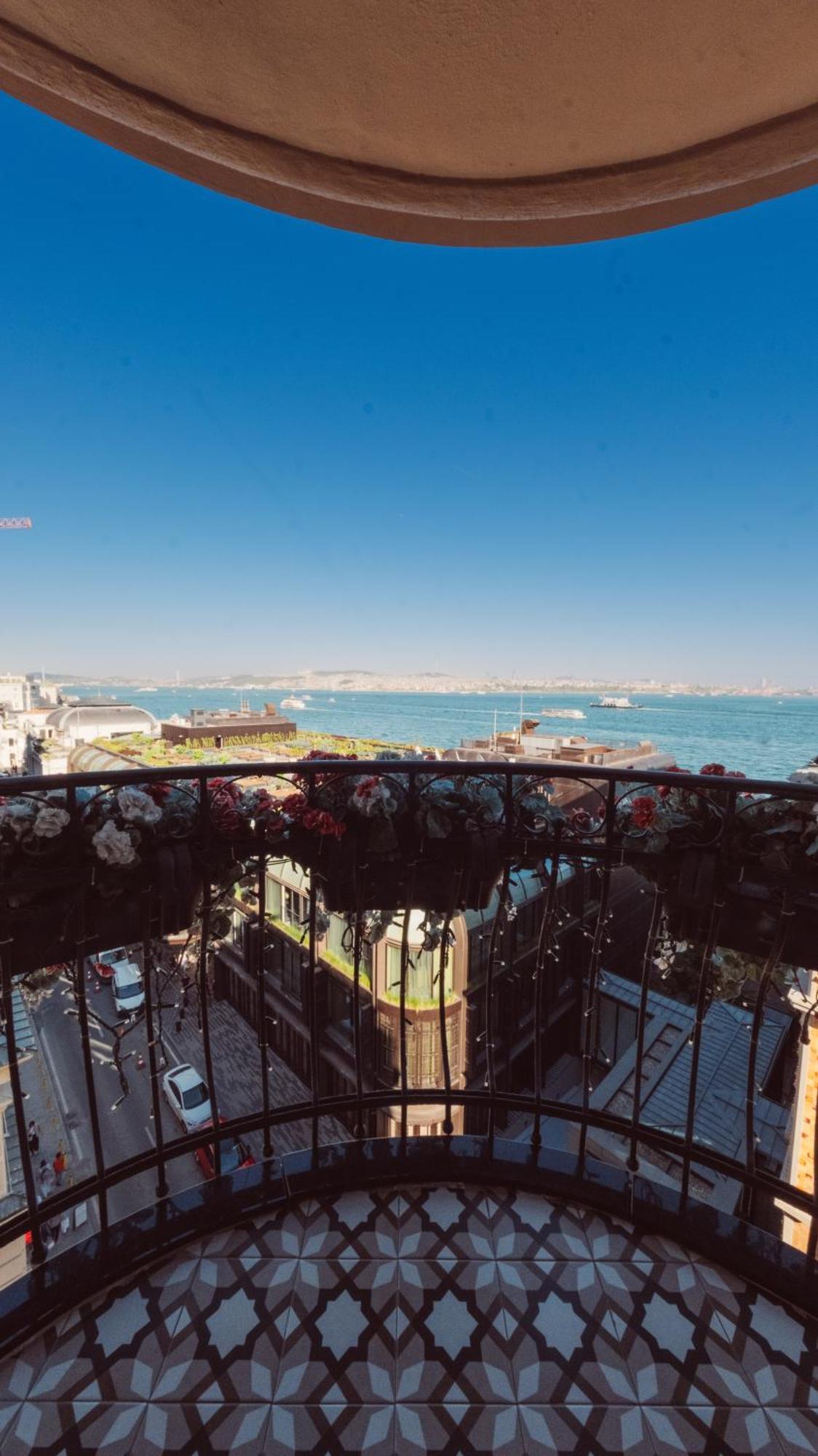 Corner Suite Sea View