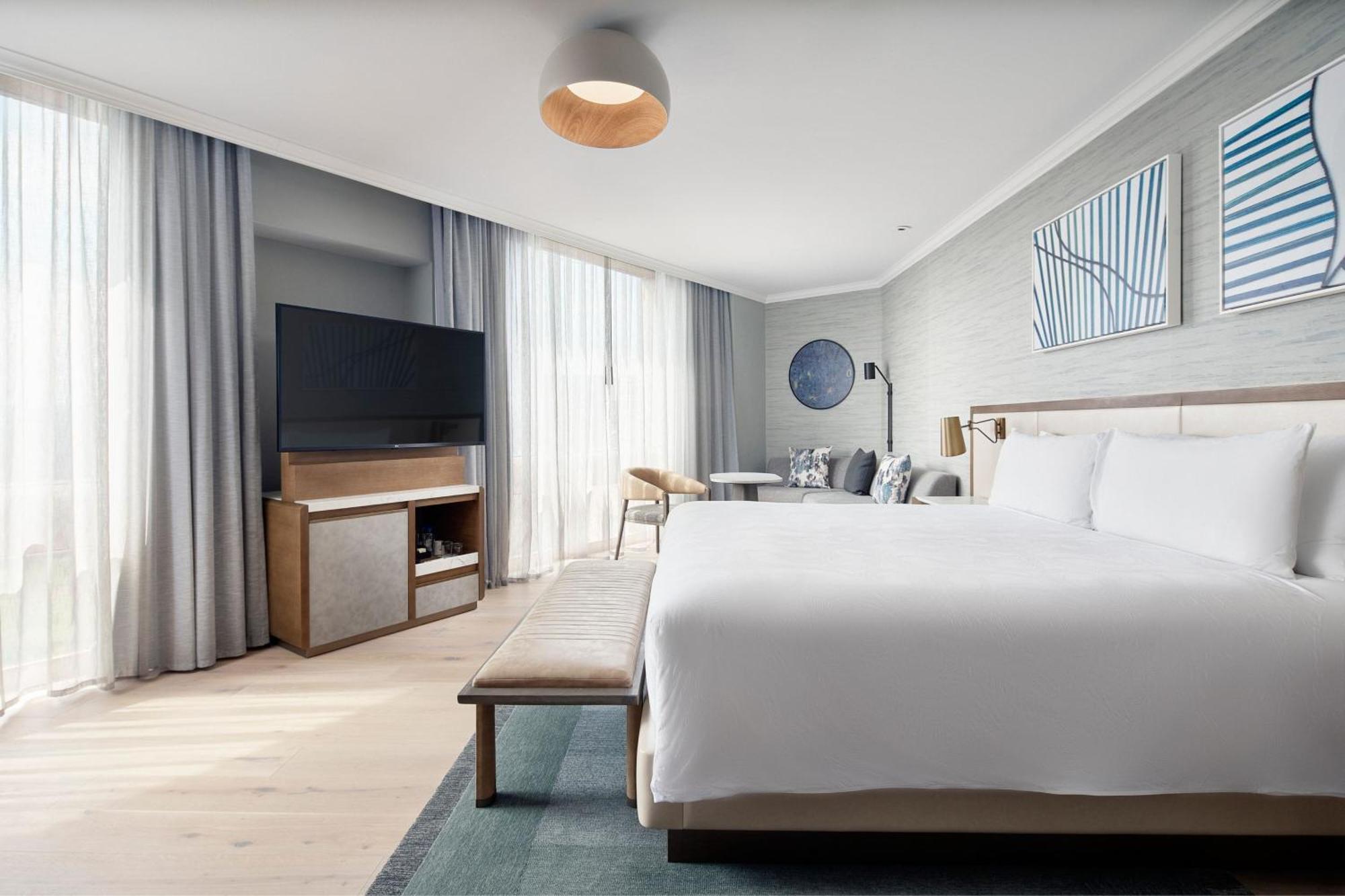 Corner King Suite City View