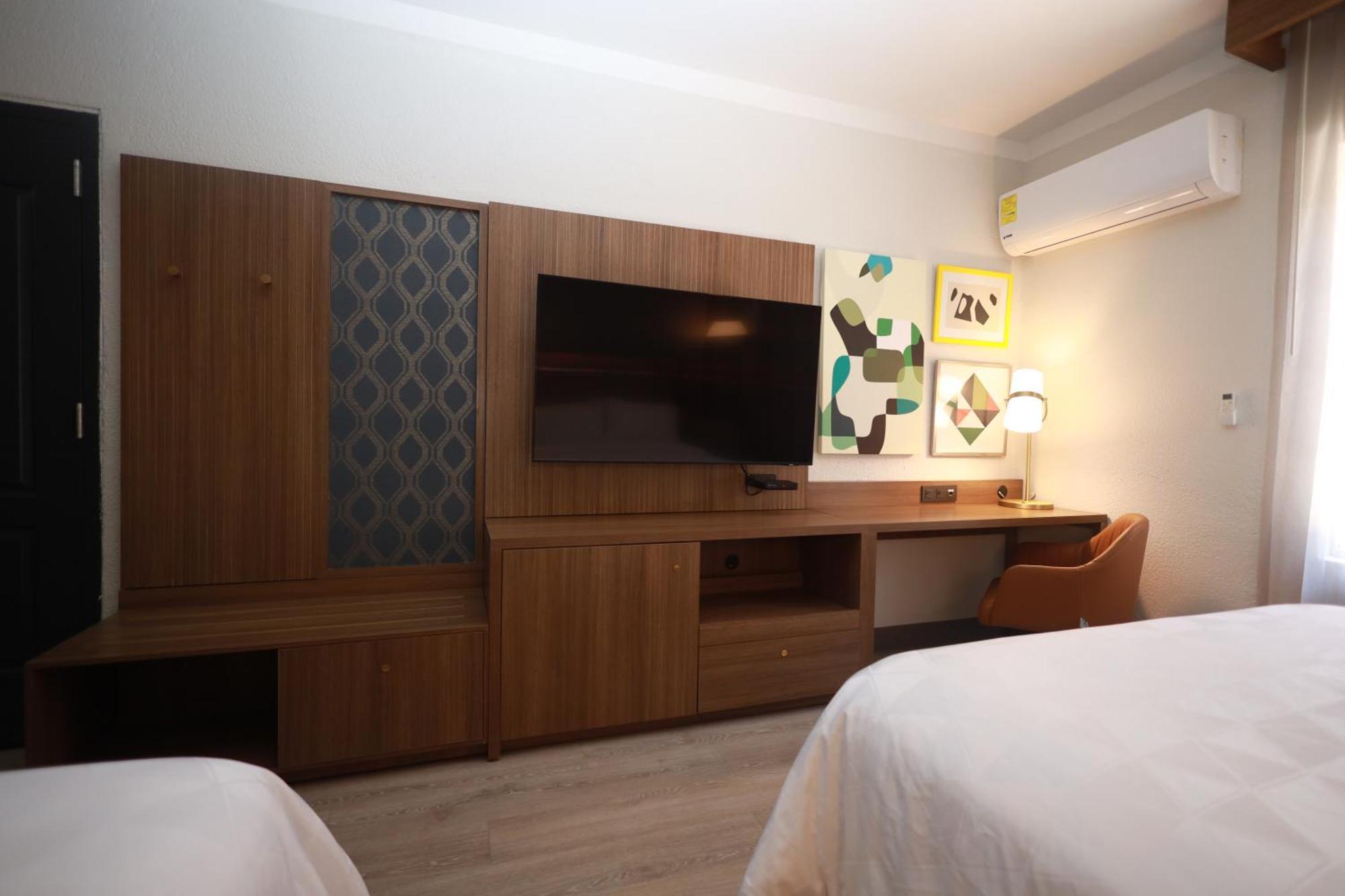 Standard King Room Accessible