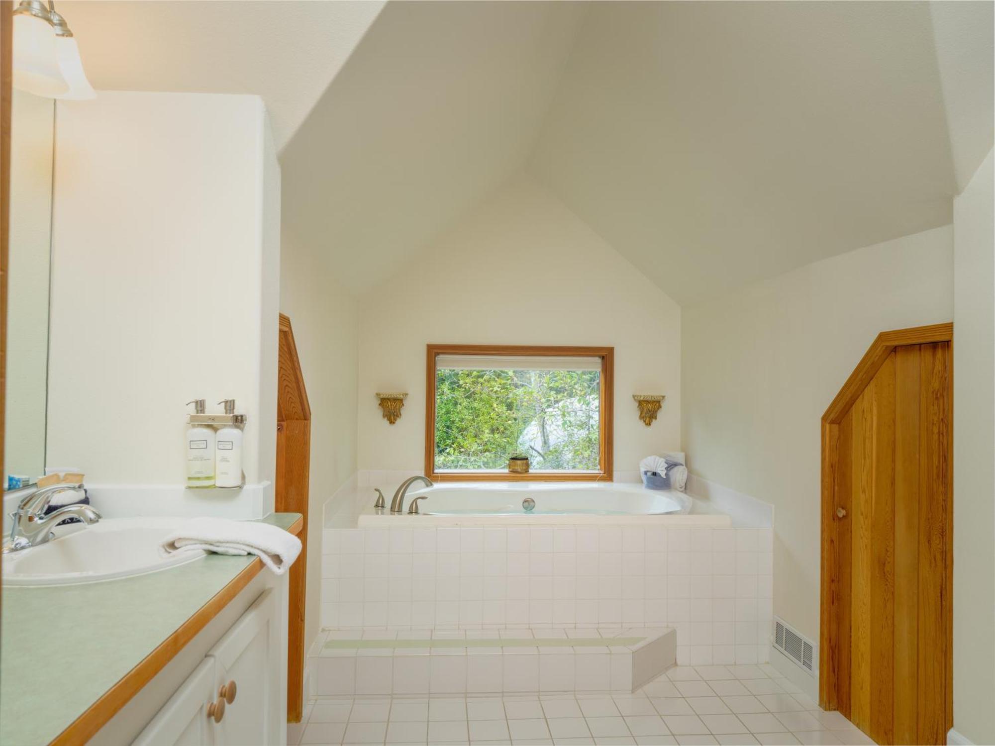 Tapestry Room-King Ocean View Soaking Tub Top Floor-Adults Only-No Pets