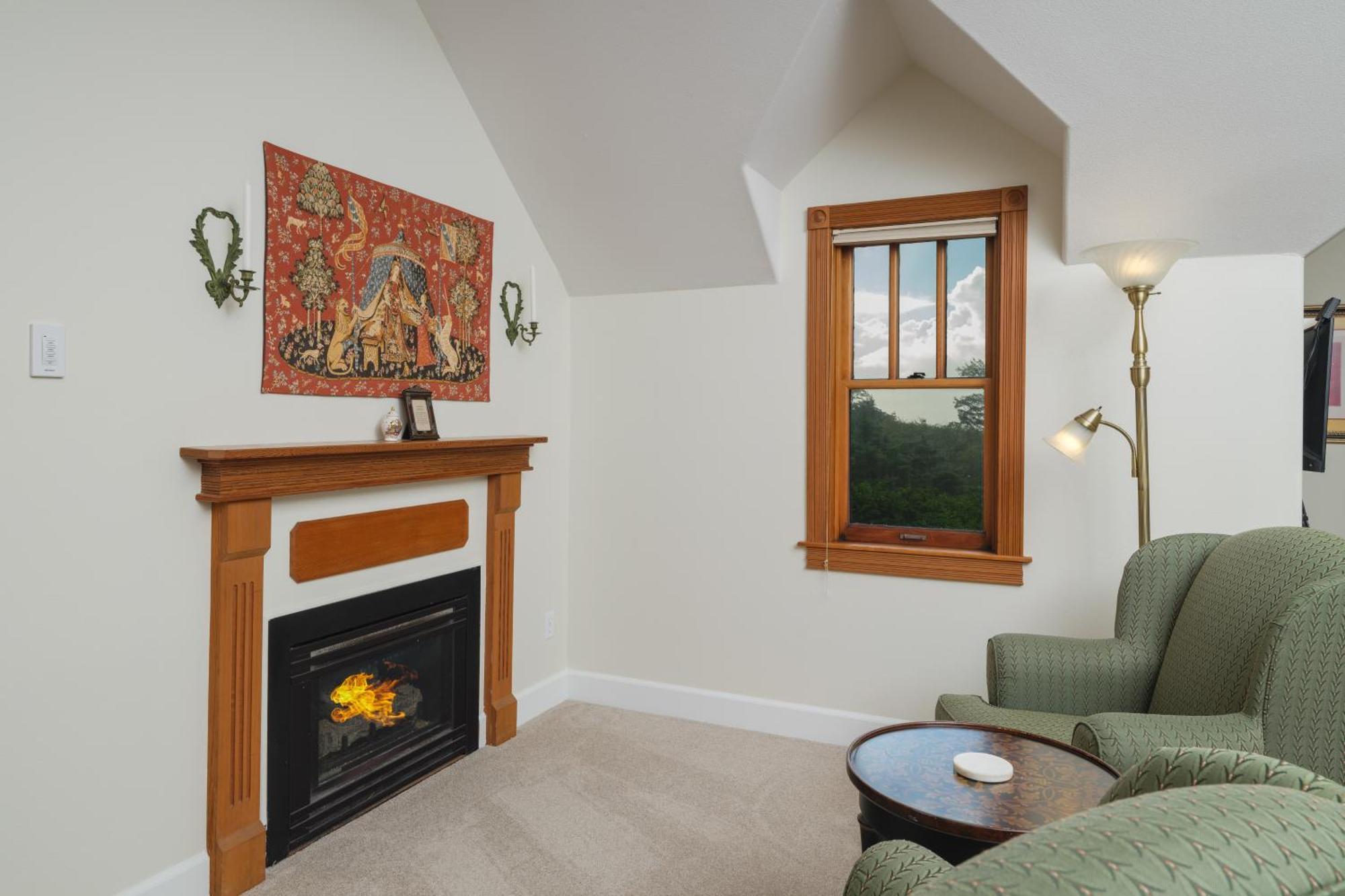 Tapestry Room-King Ocean View Soaking Tub Top Floor-Adults Only-No Pets