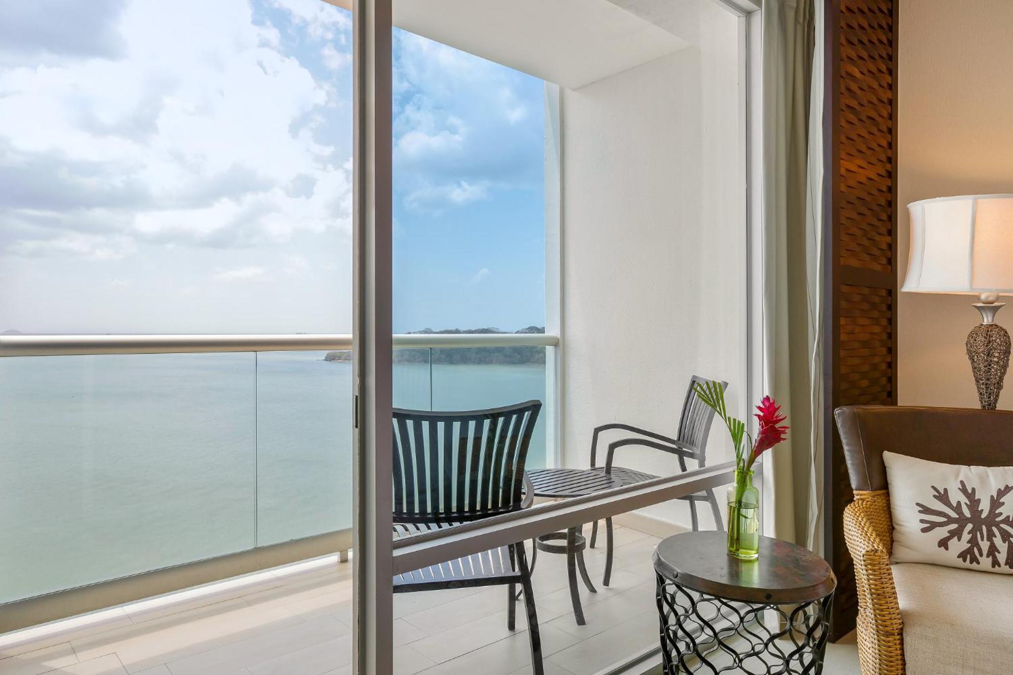 Deluxe Guest room 1 King Ocean view Balcony