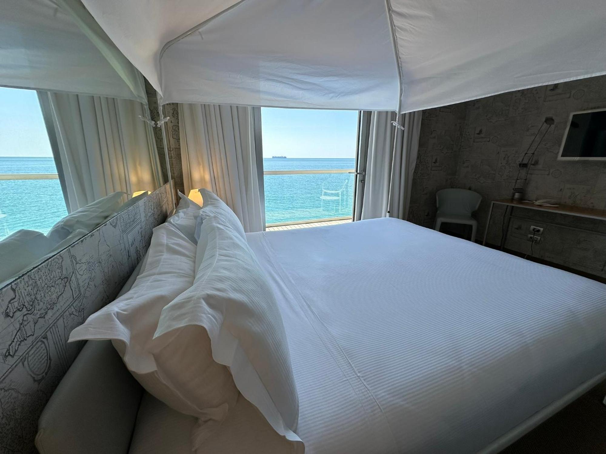 Double Room Poster Bed