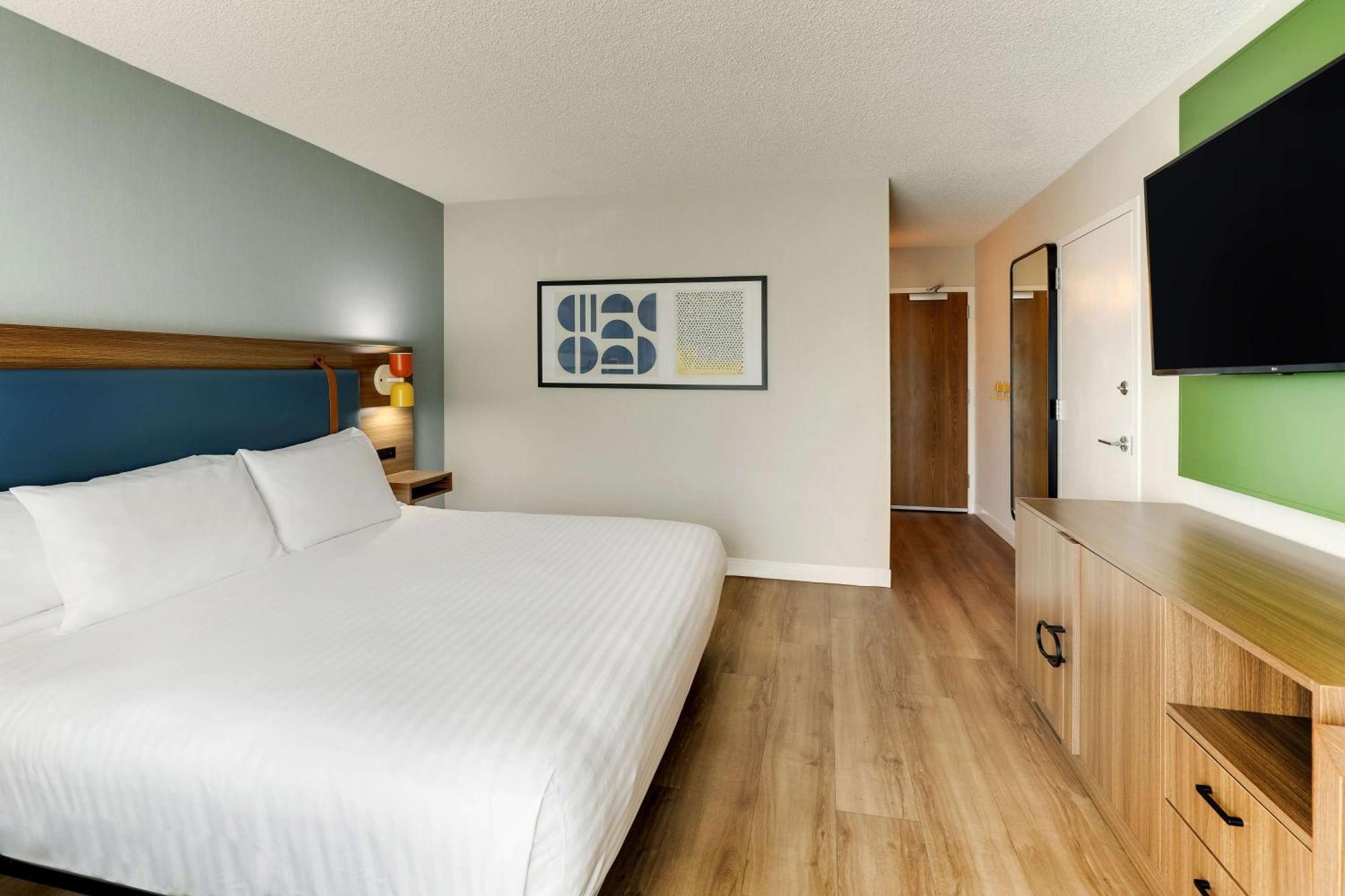 Mobility Accessible Guestroom King Tub