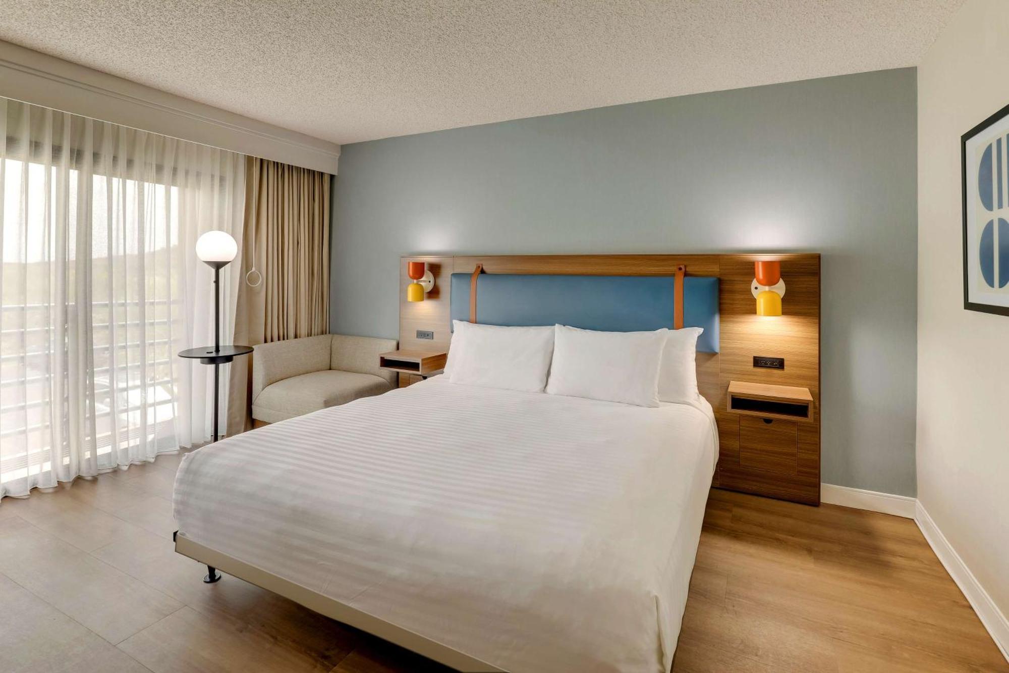 Mobility Accessible Guestroom King Tub