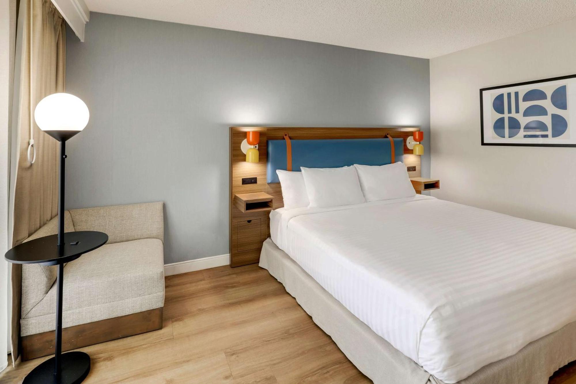 Mobility or Hearing Accessible Guestroom King Roll Shower