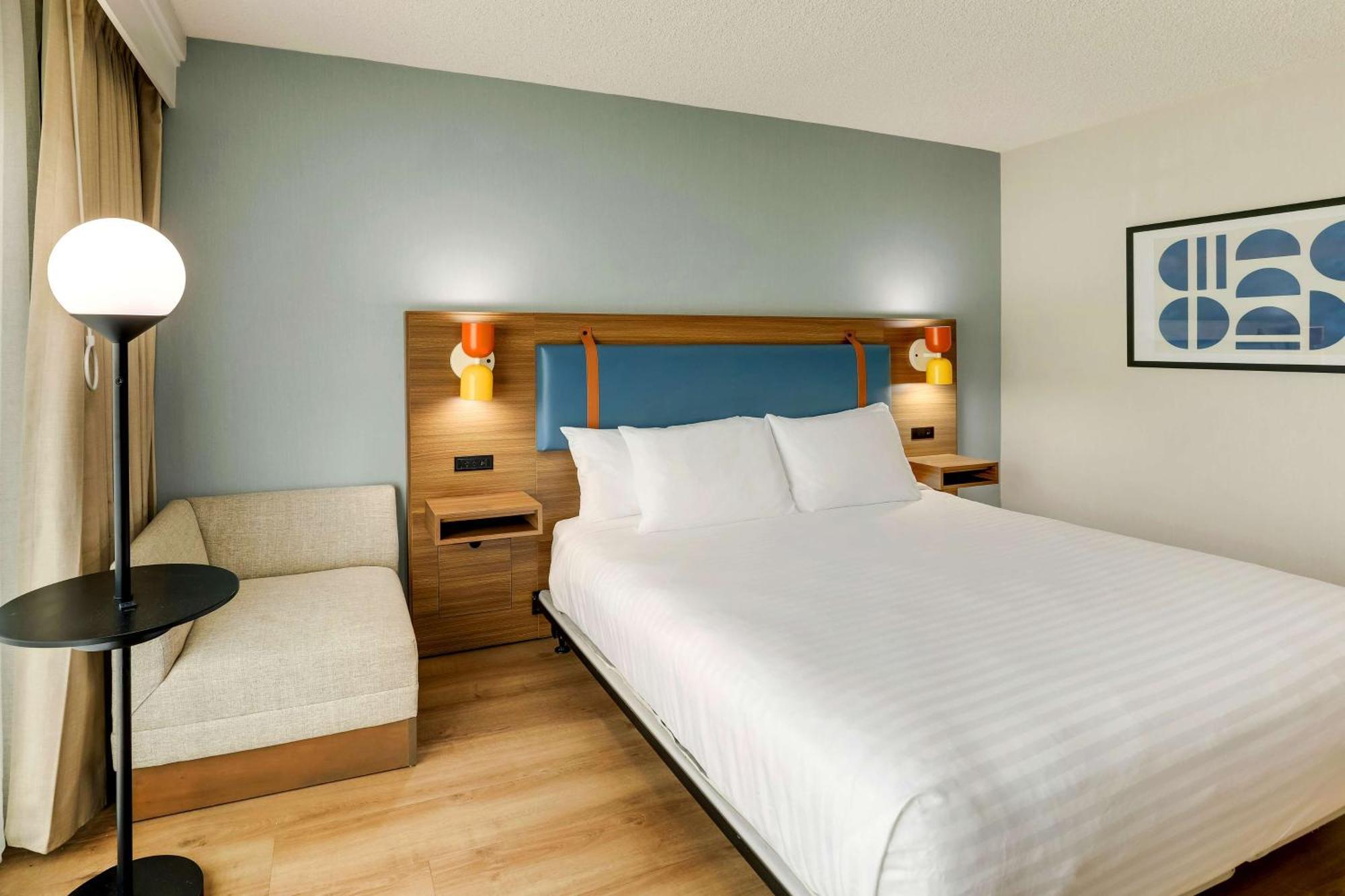 Mobility Accessible Guestroom King Tub