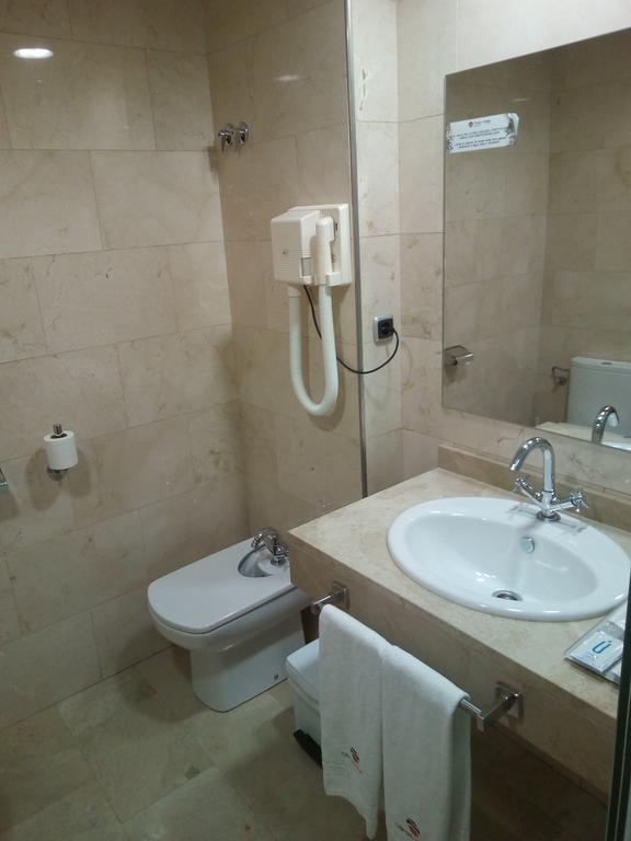 Quadruple Room Bathroom,1138262392:JPEG