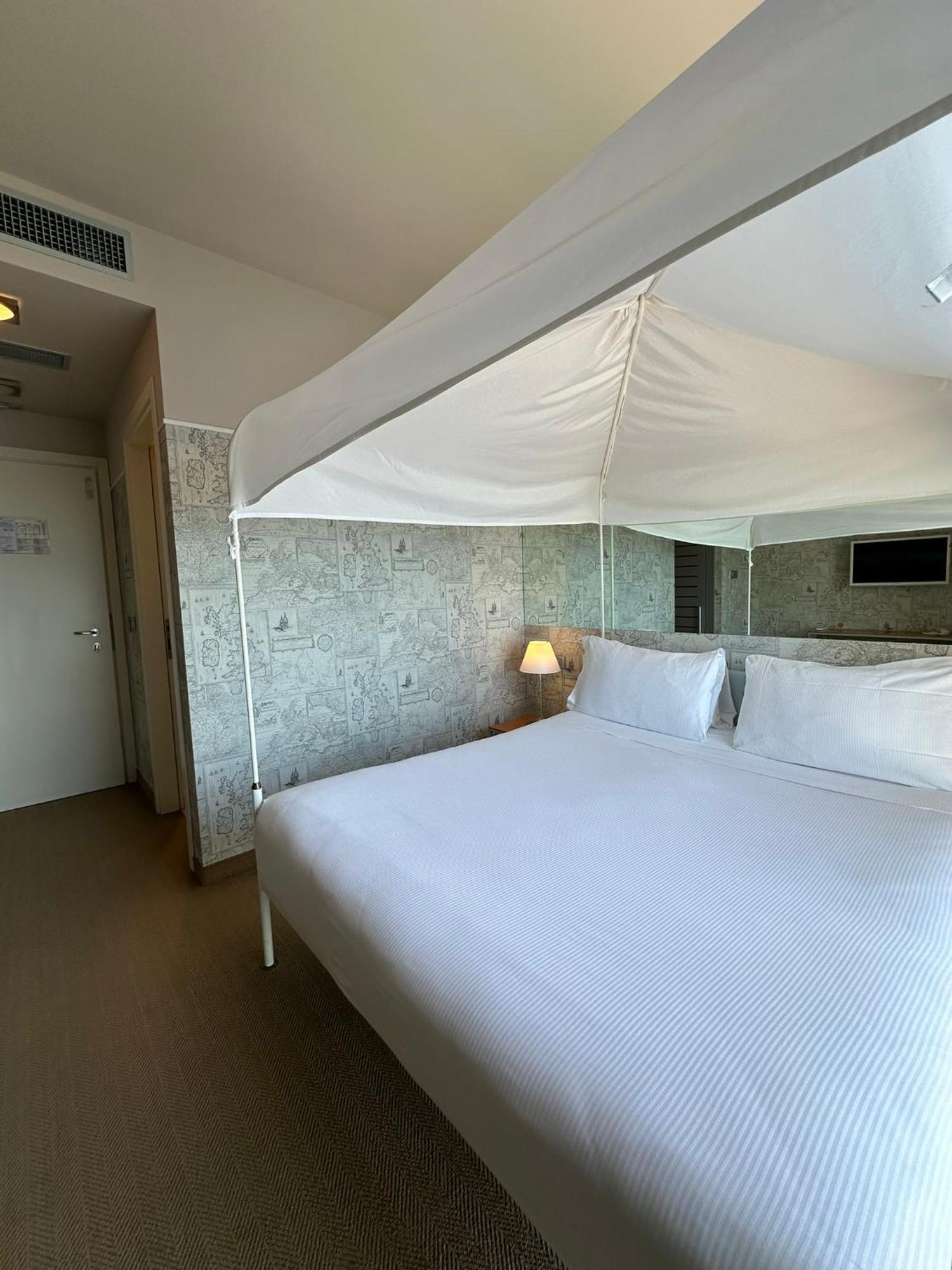 Double Room Poster Bed
