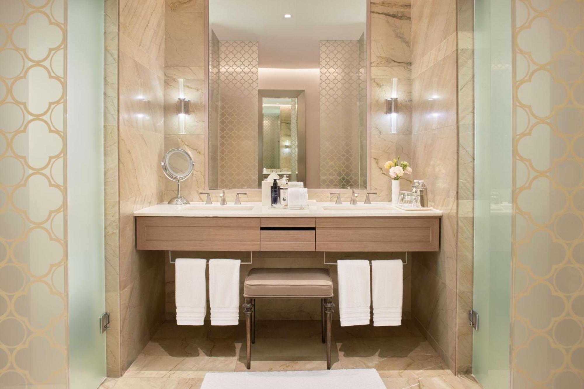 Grand Deluxe Butler Service Guest room 2 Queen