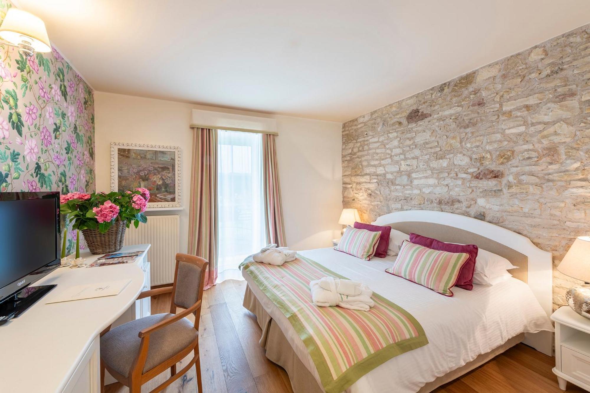 Standard Double Room,1586123205:JPEG