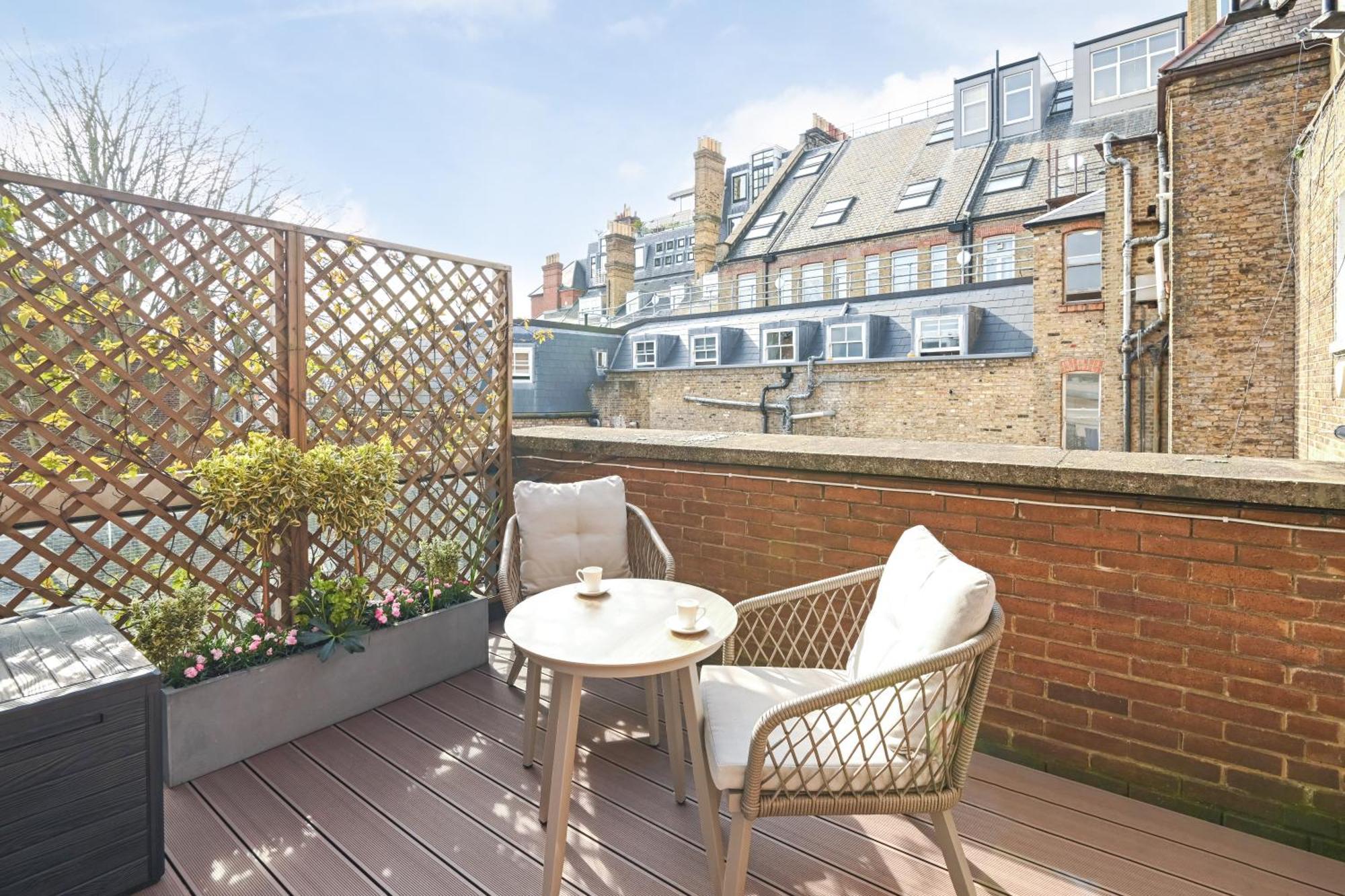The Royal Albert Memorial Apartment