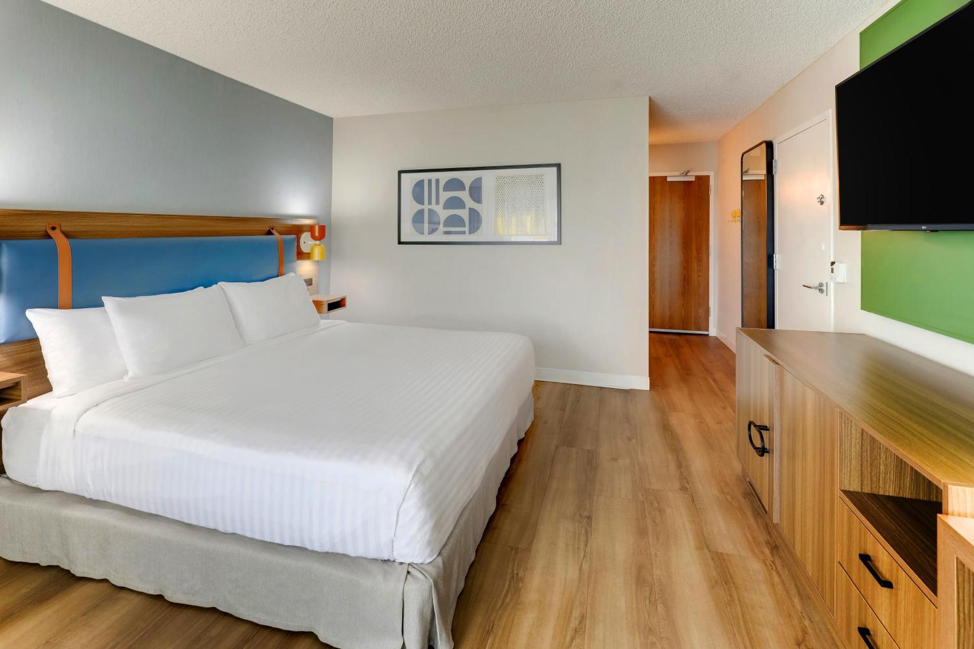 Mobility or Hearing Accessible Guestroom King Roll Shower