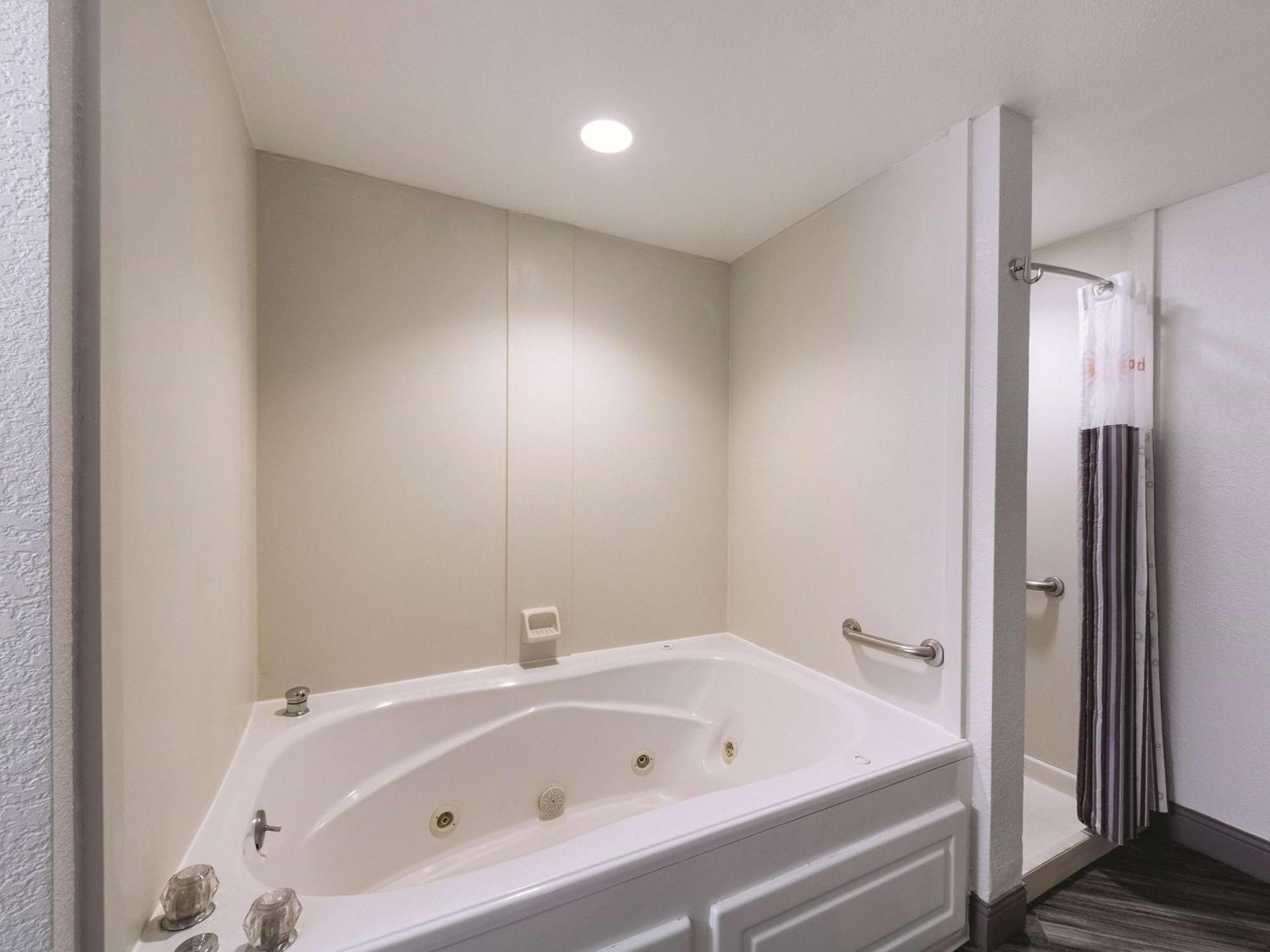 King Suite Spa Bath,1587497878:JPEG