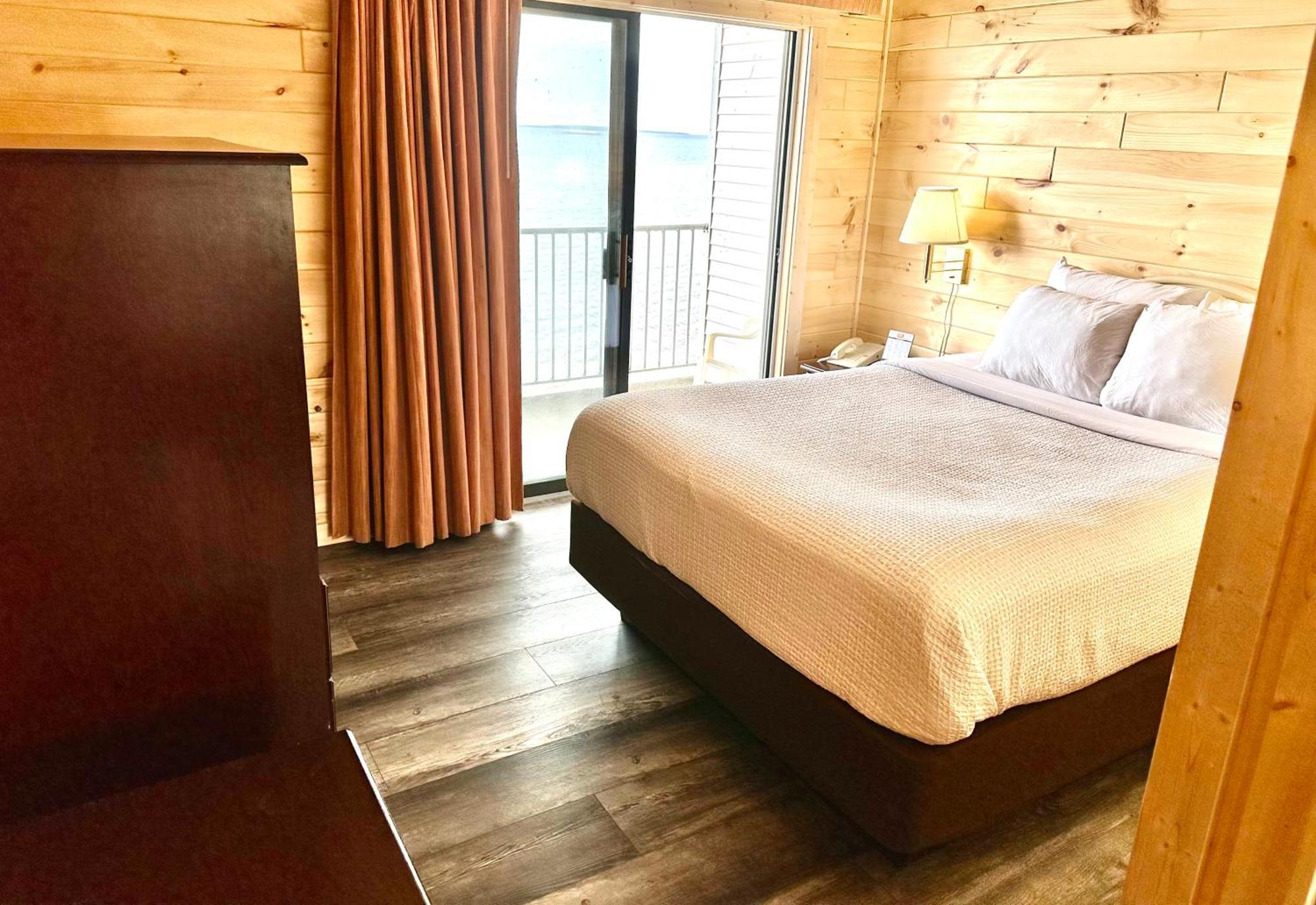 Two Queen Beds - Lake Front Bridgeview