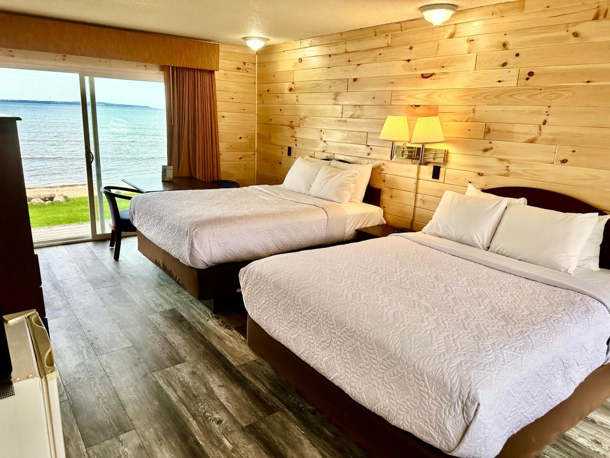 Two Queen Beds Lake Front Bridgeview