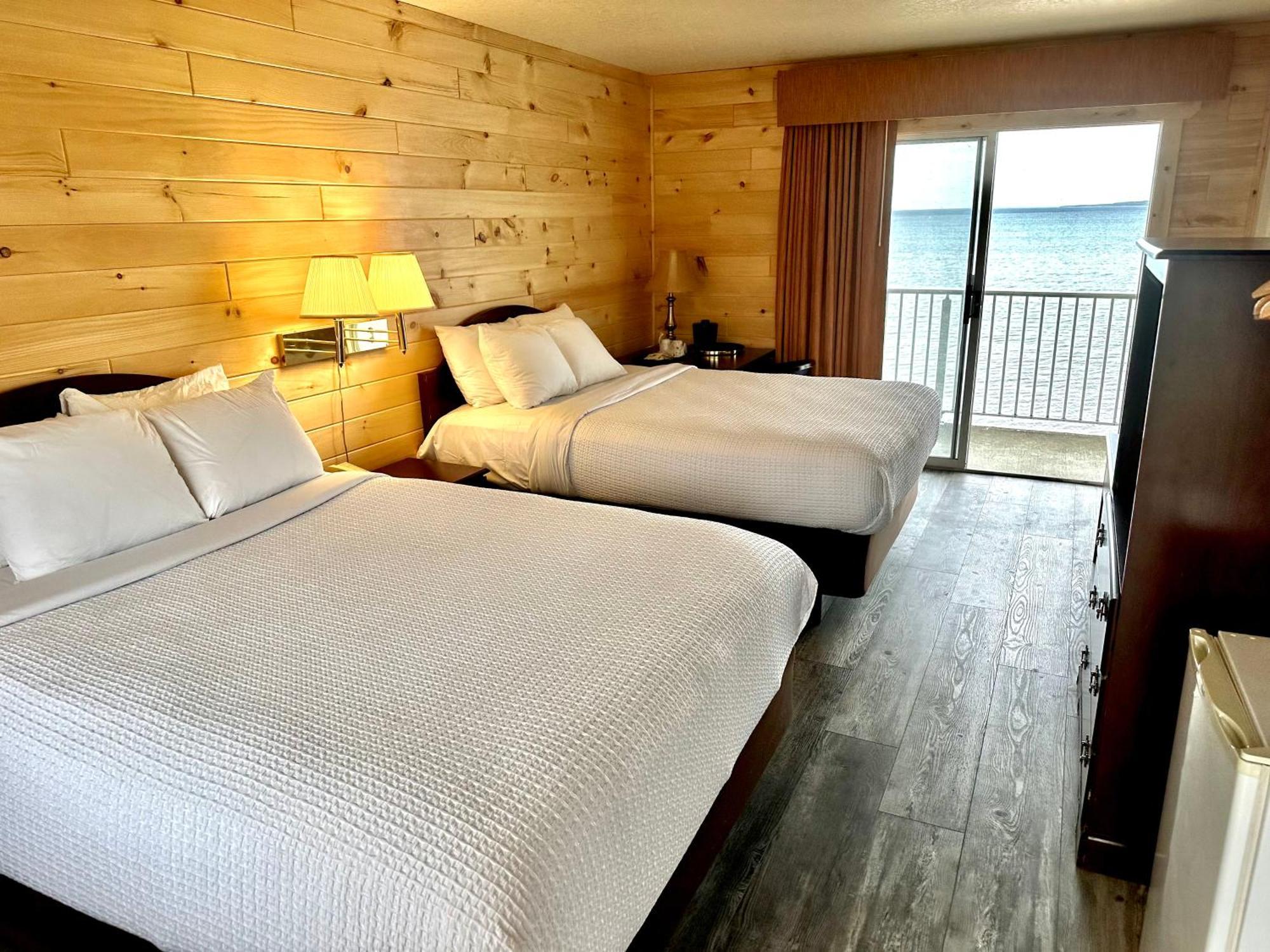 Two Queen Beds Lake Front Bridgeview