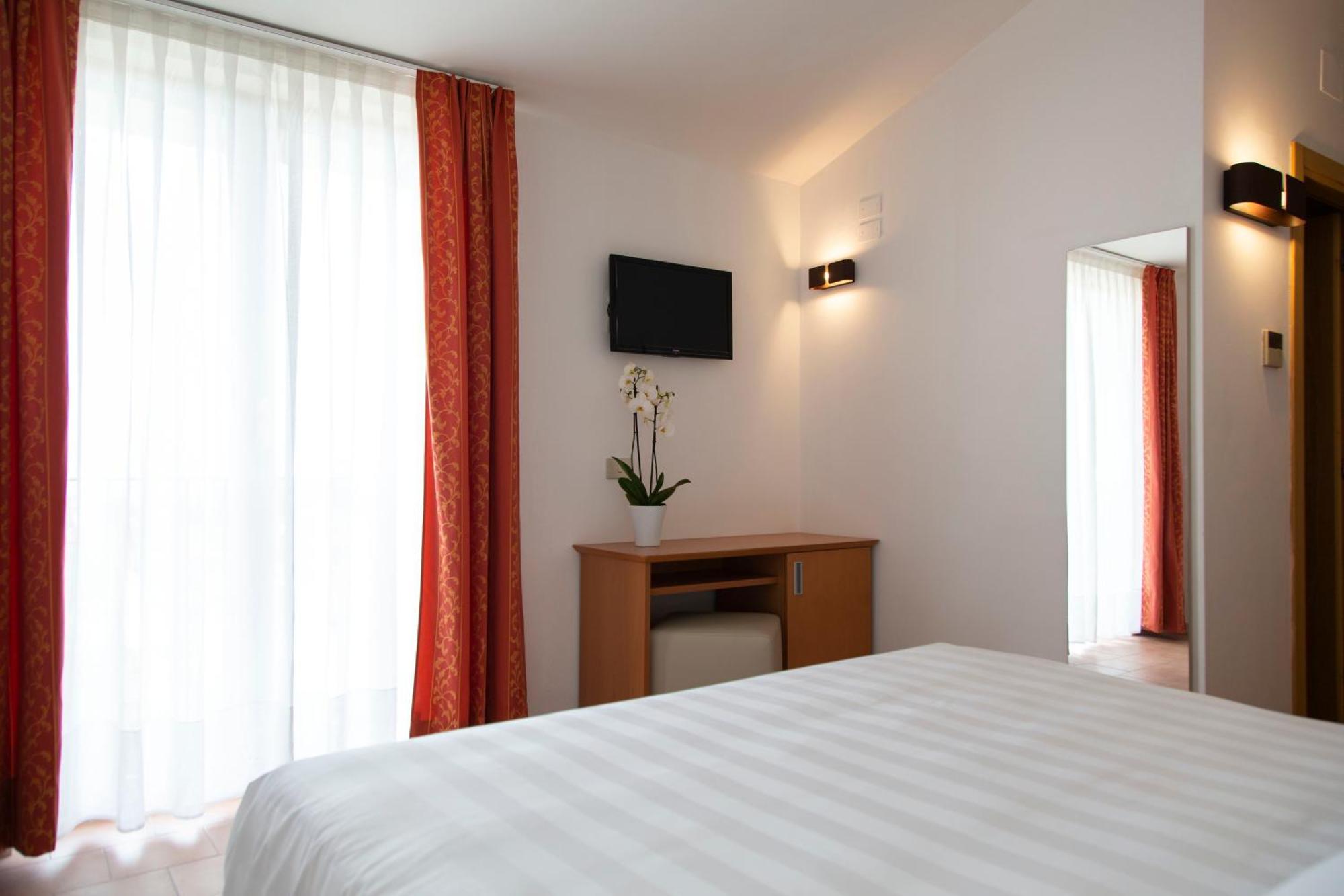 Double or Twin Room Lake View