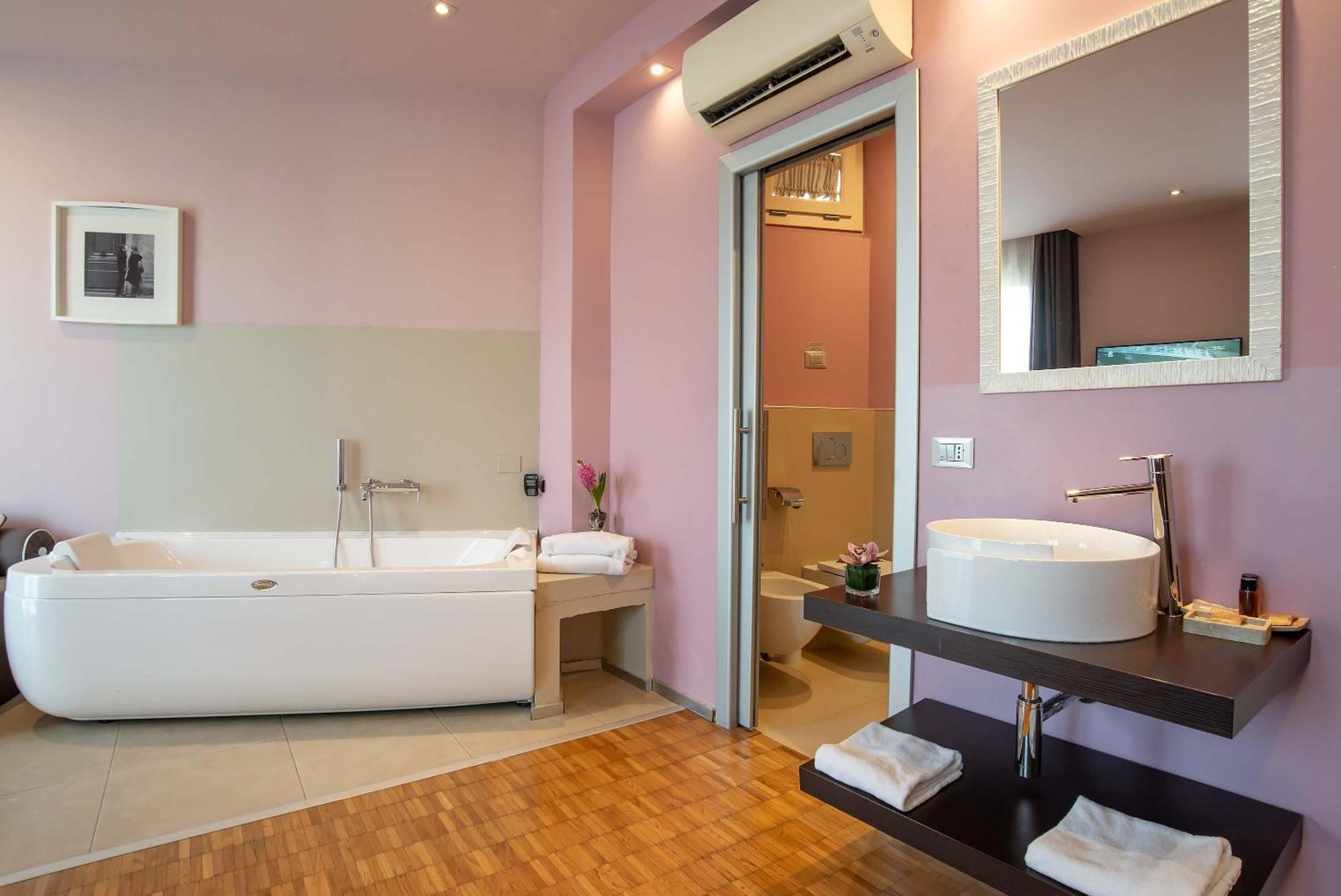 Deluxe Double or Twin Room Spa Bath