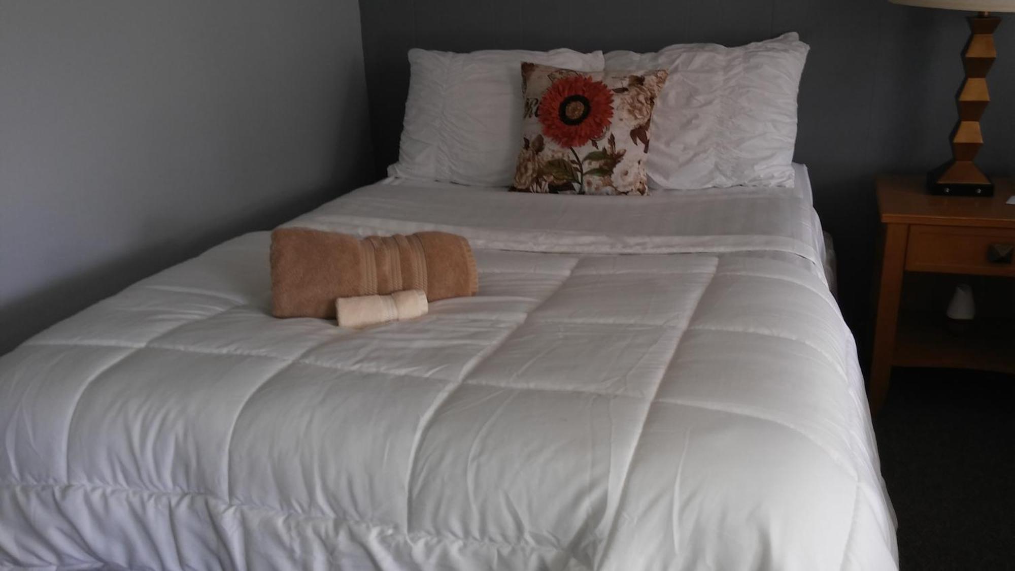 Standard Queen Room