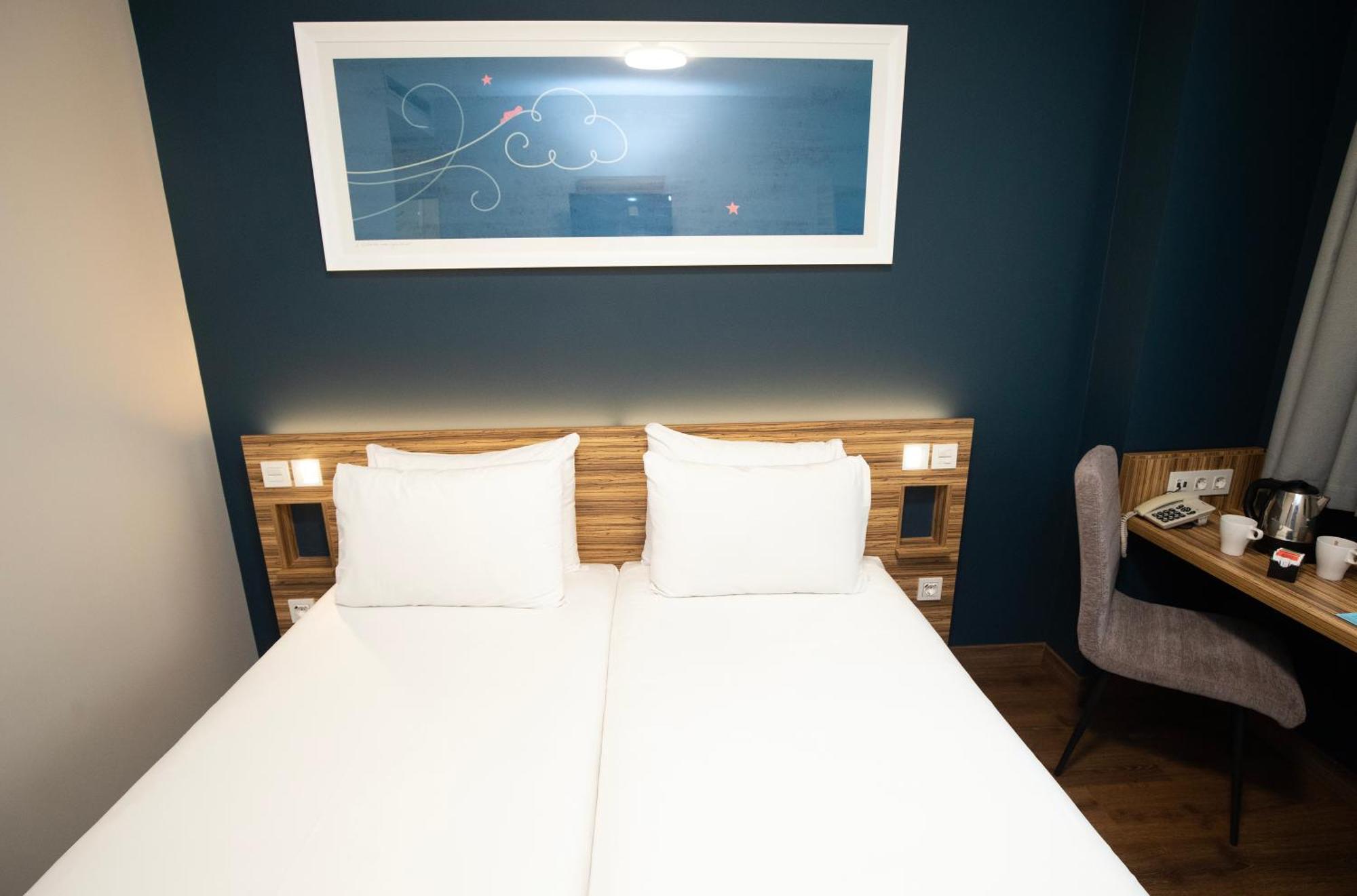 Twin Room,1588151307:JPEG