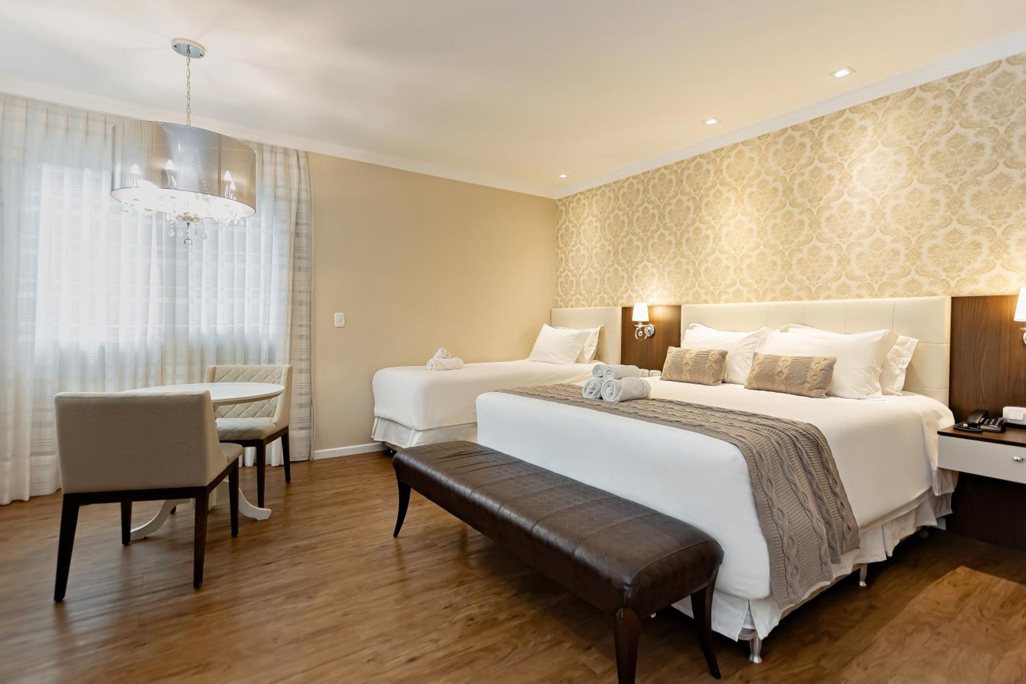 Quarto com Cama Queen-size e Banheira de Hidromassagem