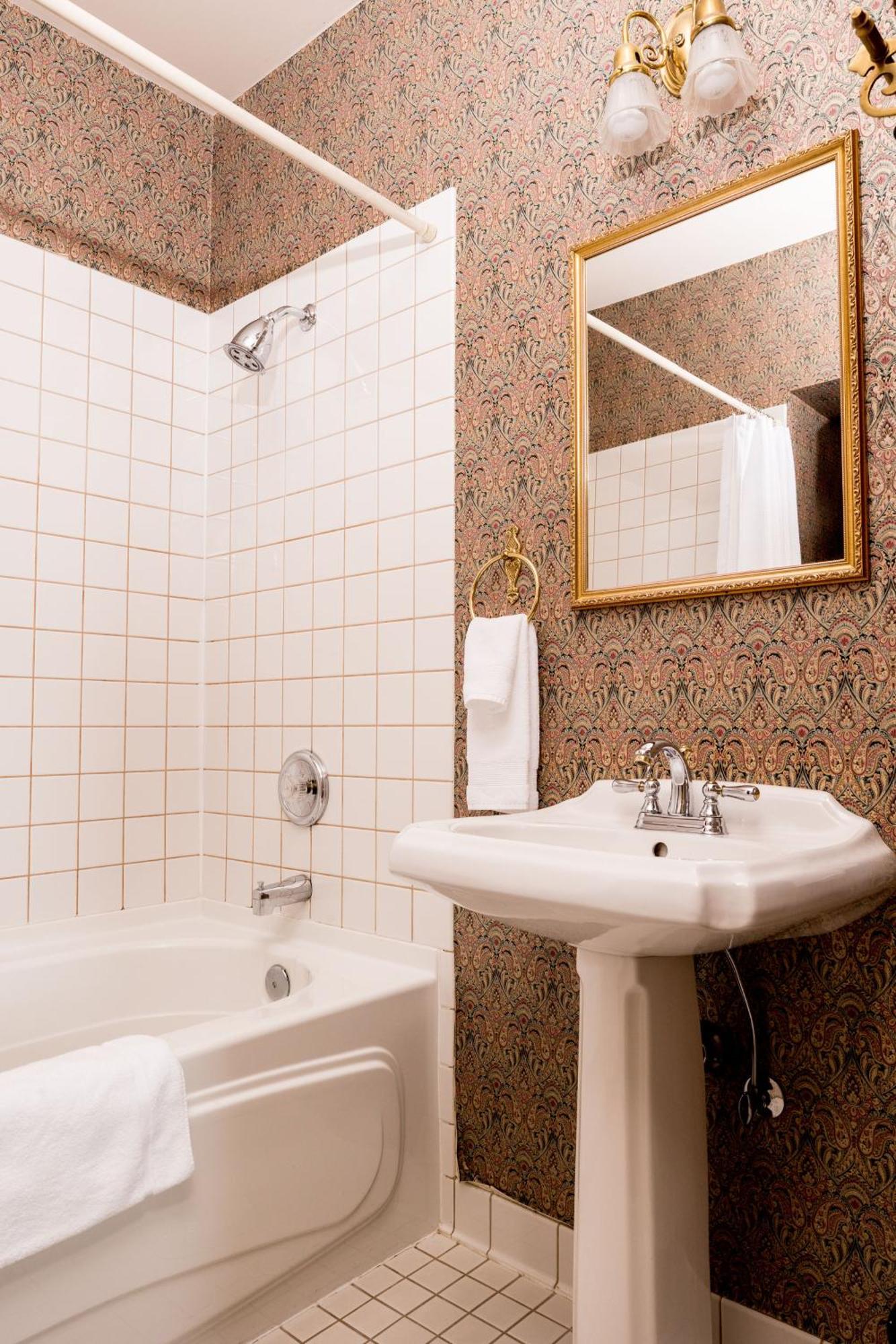 Deluxe Queen Room Pet Friendly
