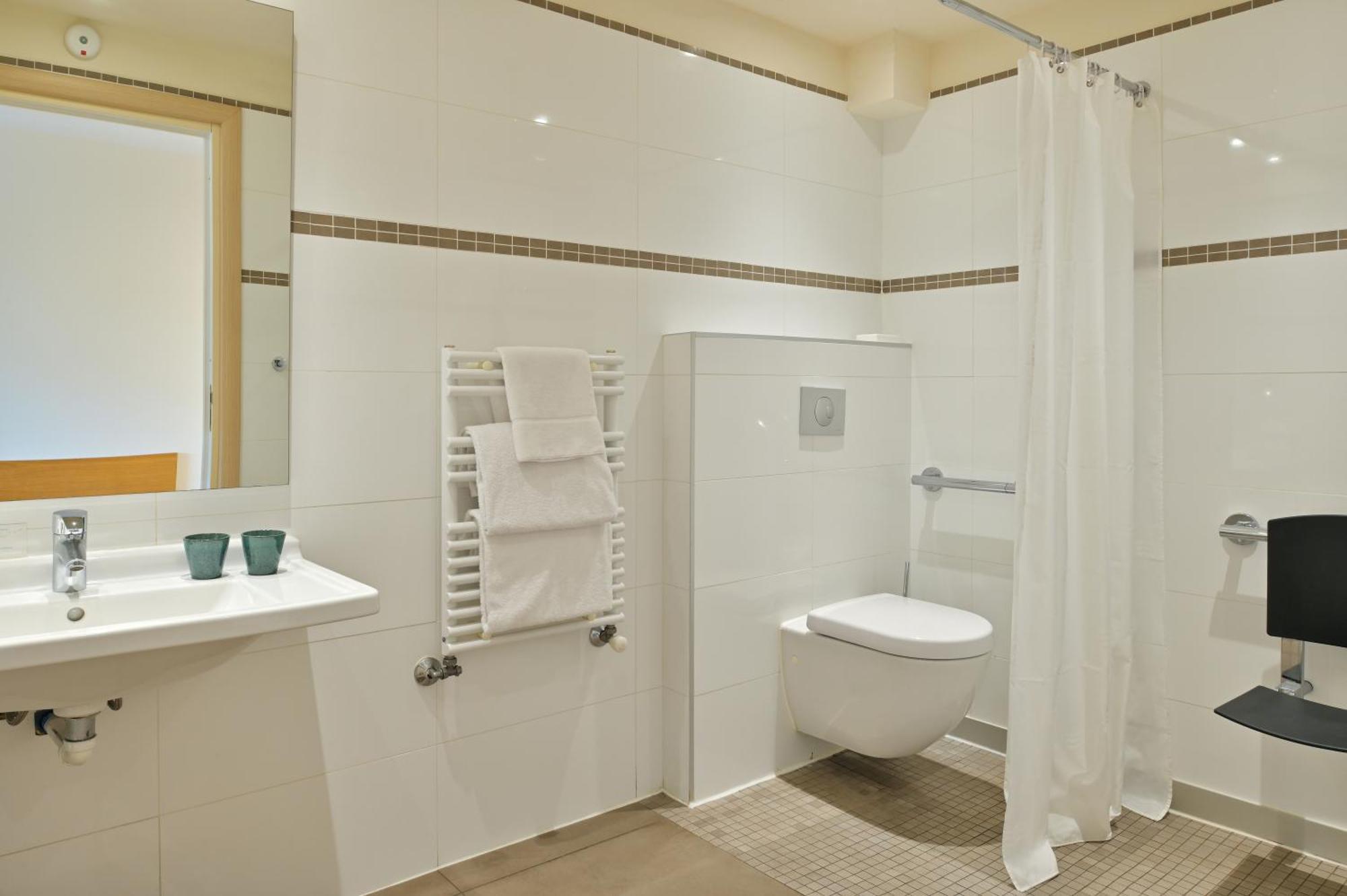 Double or Twin Room Disability Access,1589112326:JPEG