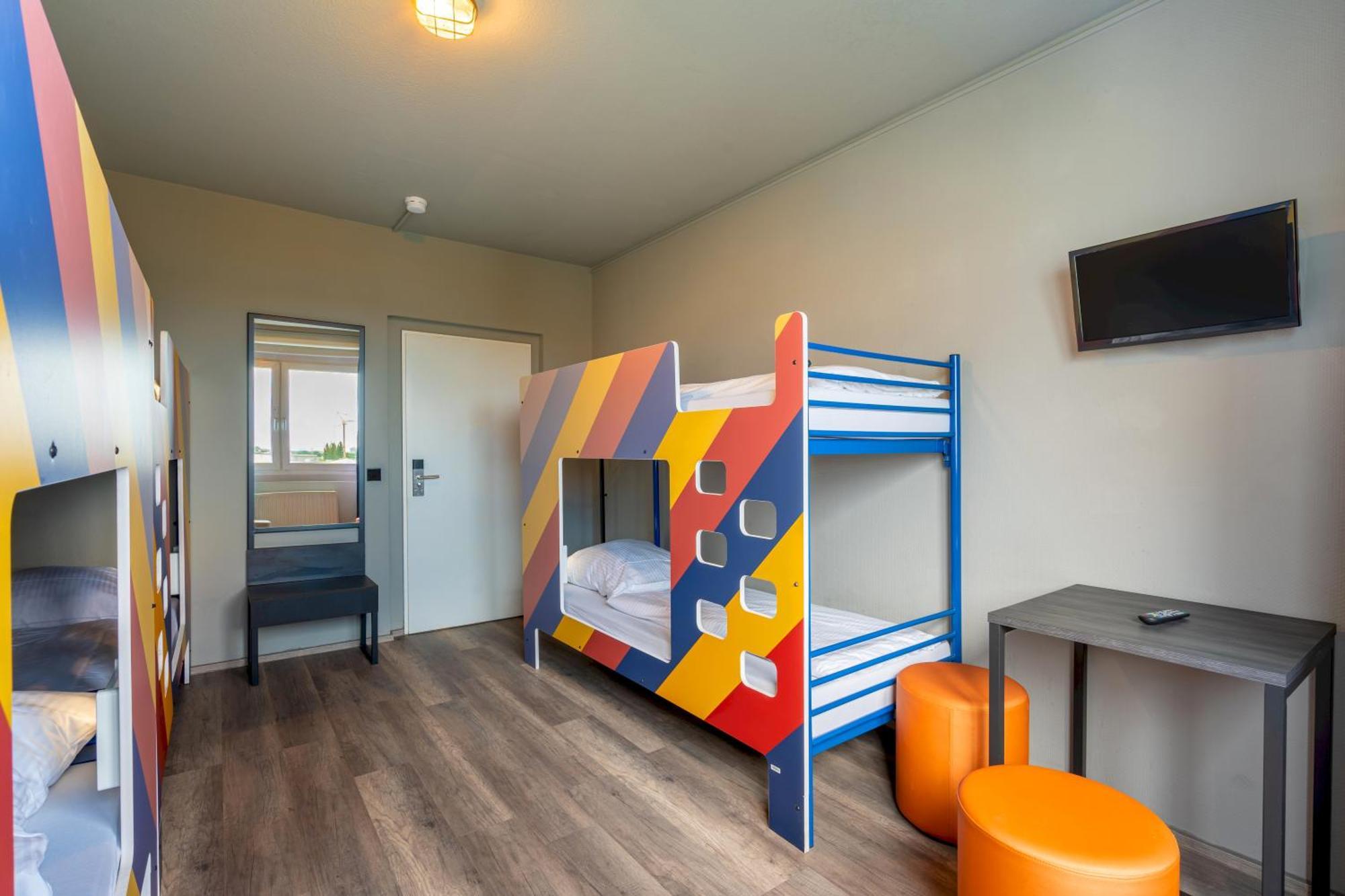 Bed 6-Bed Dormitory Room