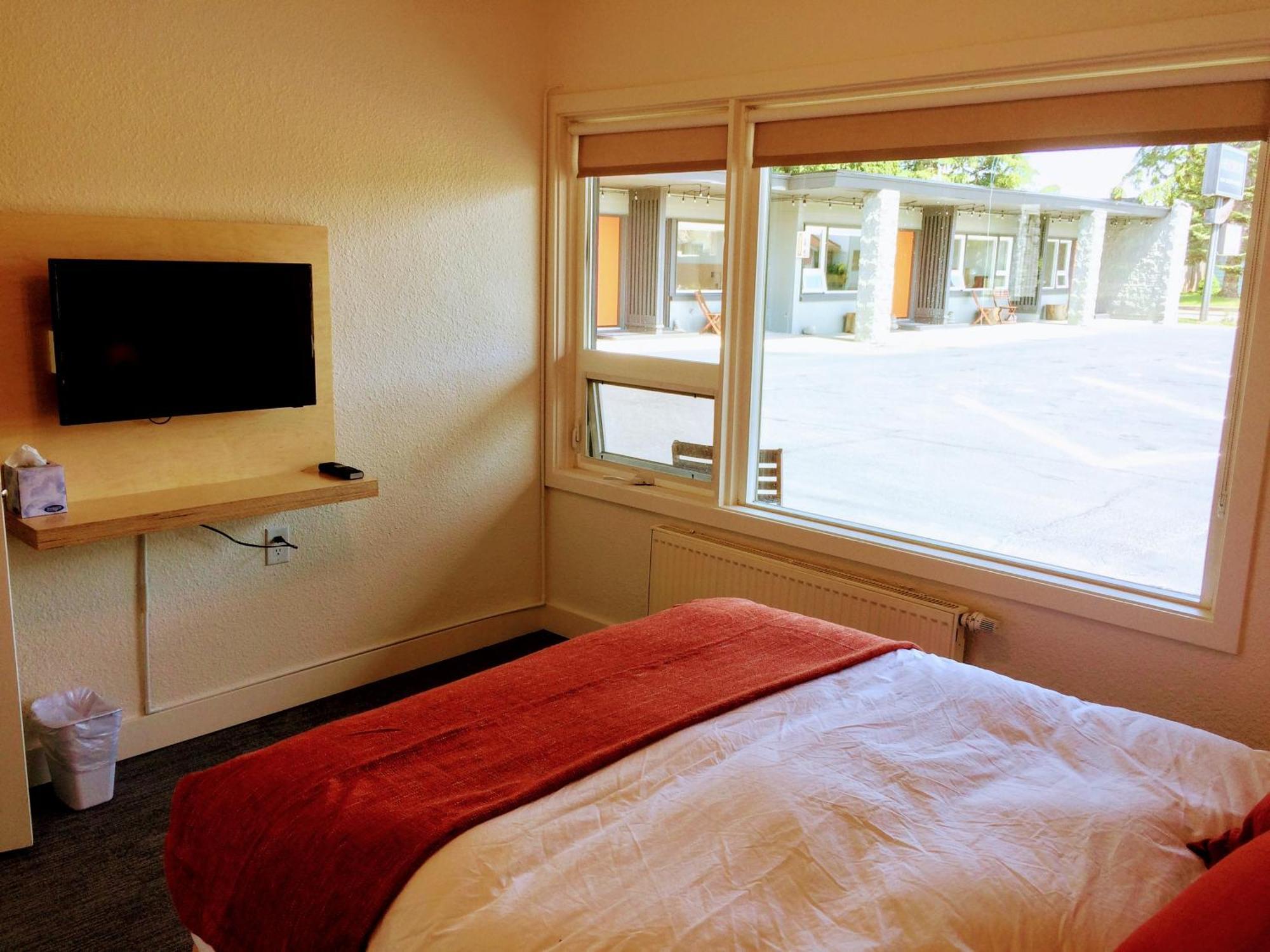 Cascades Deluxe Queen Studio