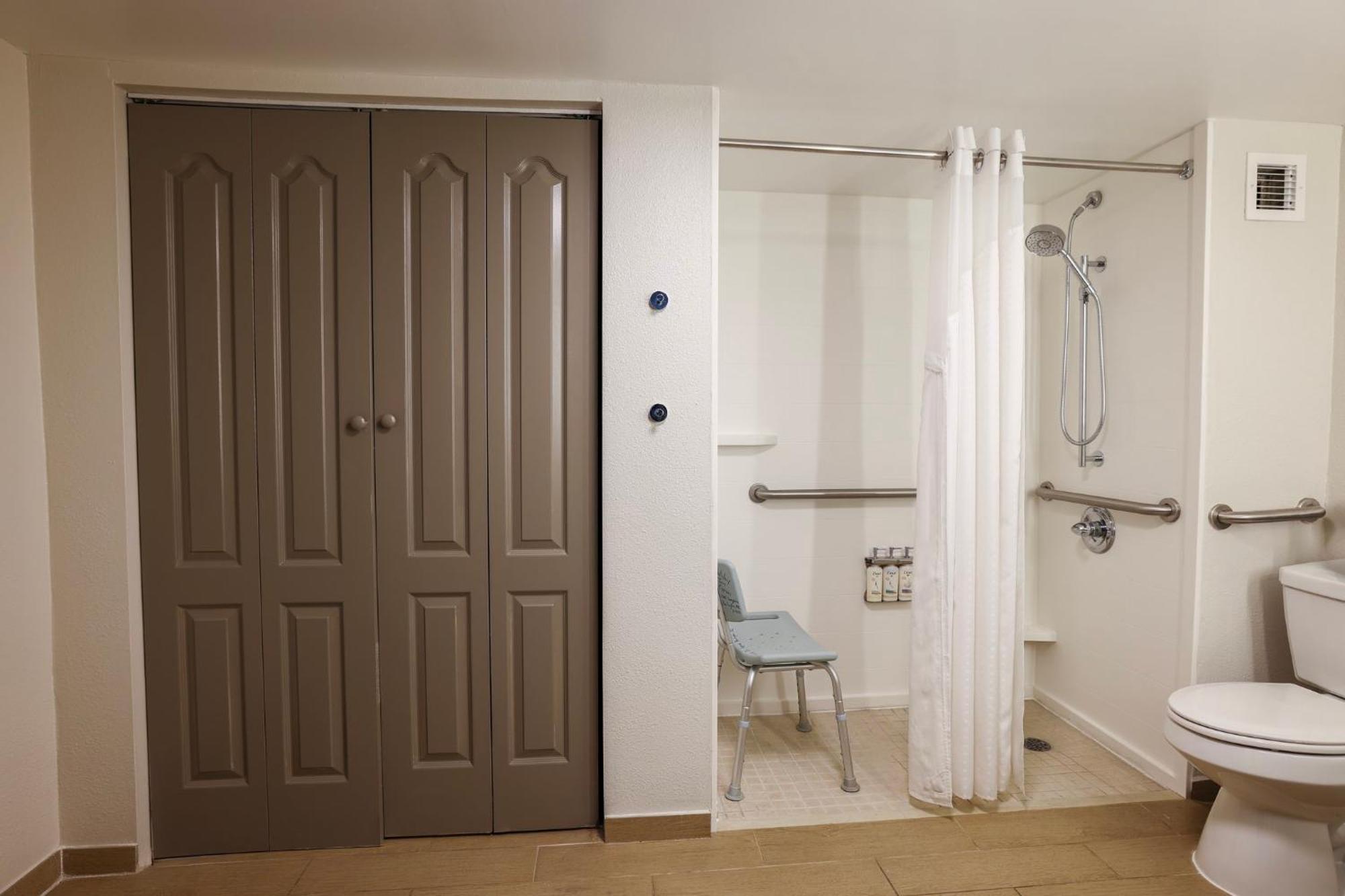 Queen Room - Mobility Access Roll in Shower/Non-Smoking