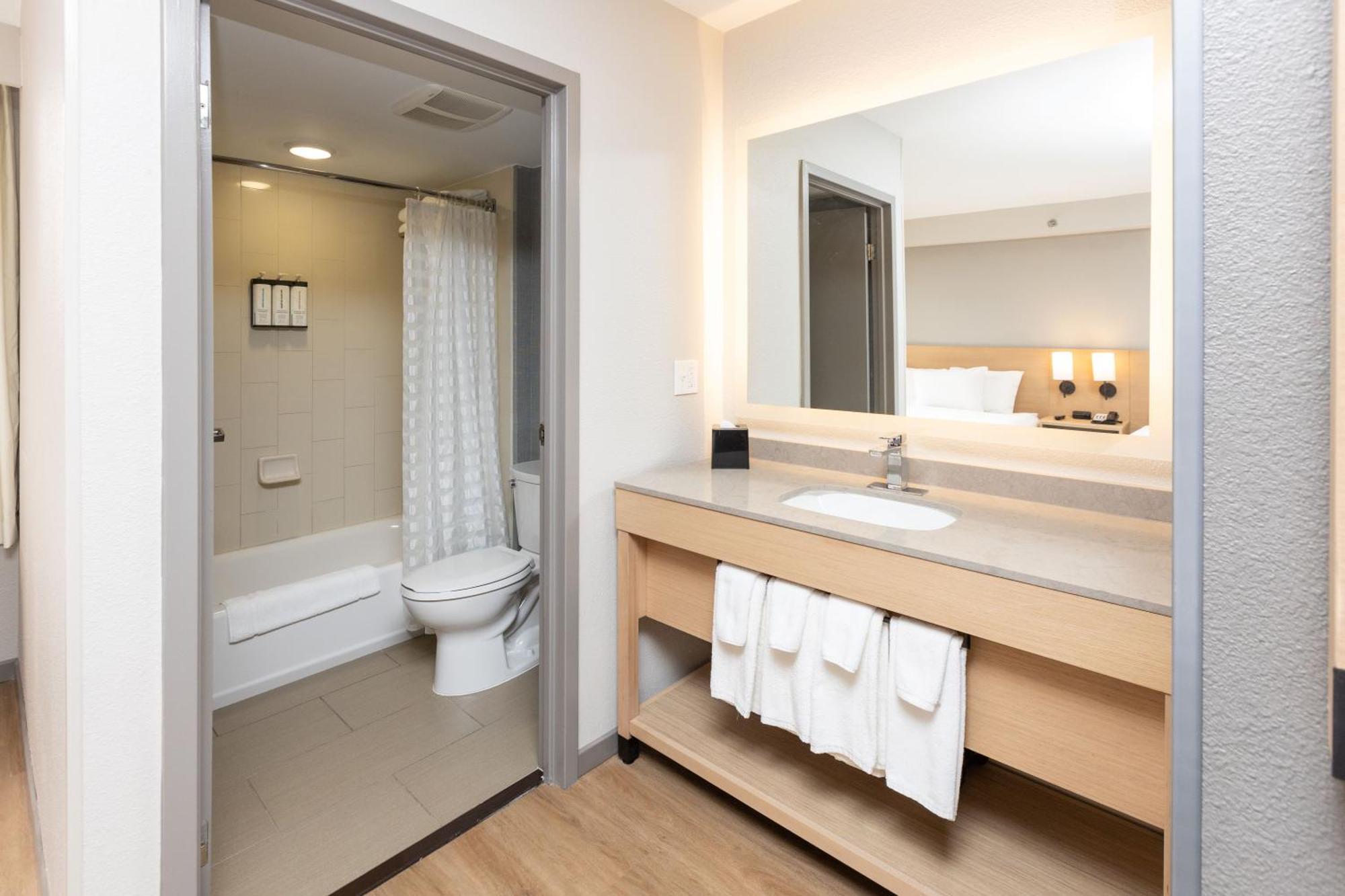 Queen Room Two Queen Beds Sofa Bed Accessible Tub,1589576144:JPEG