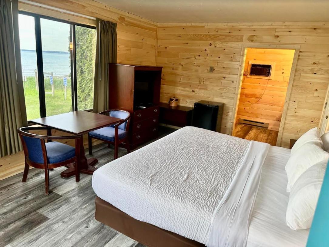 King Room Lake Front Bridgeview