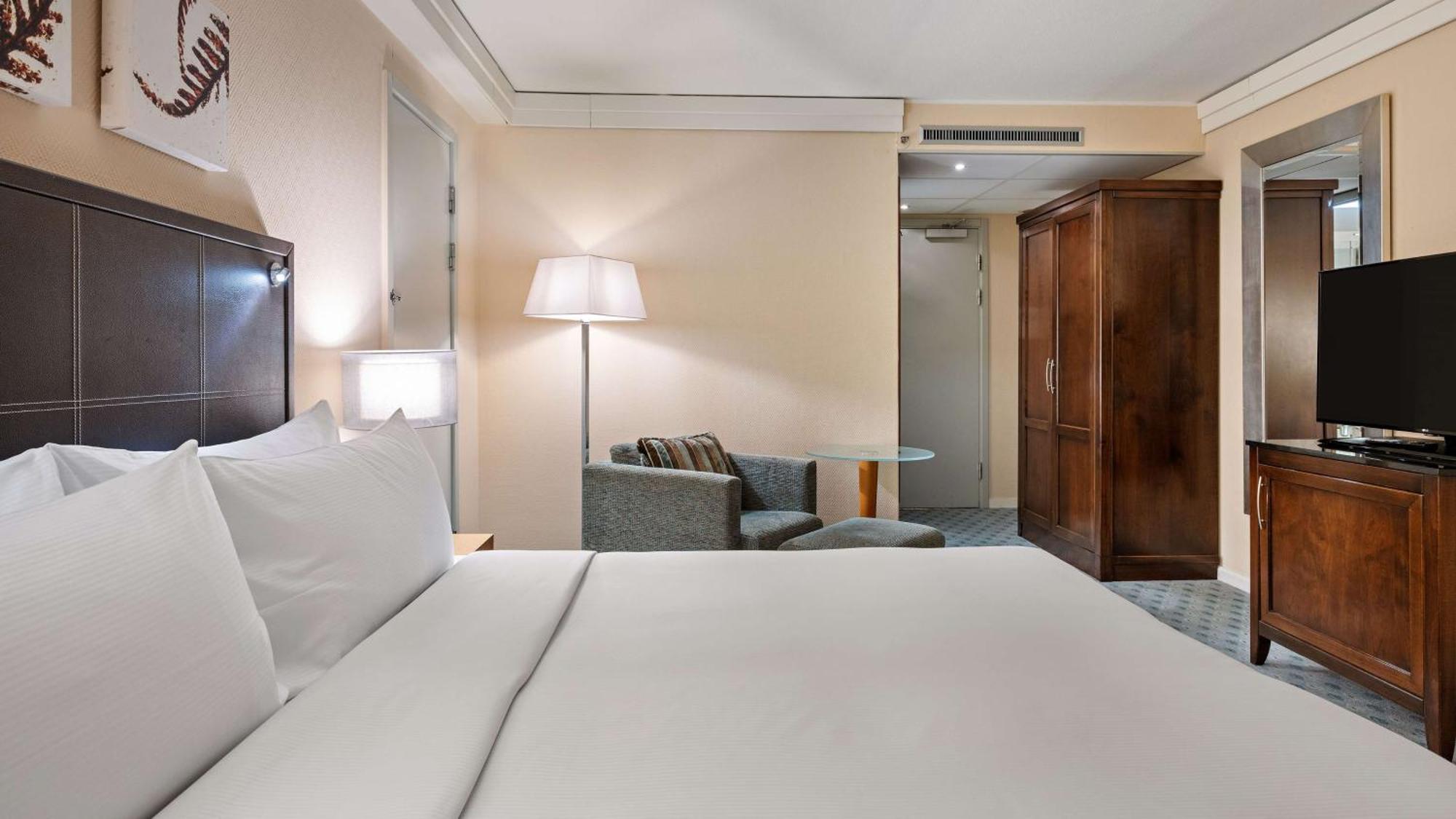 Deluxe Queen Room