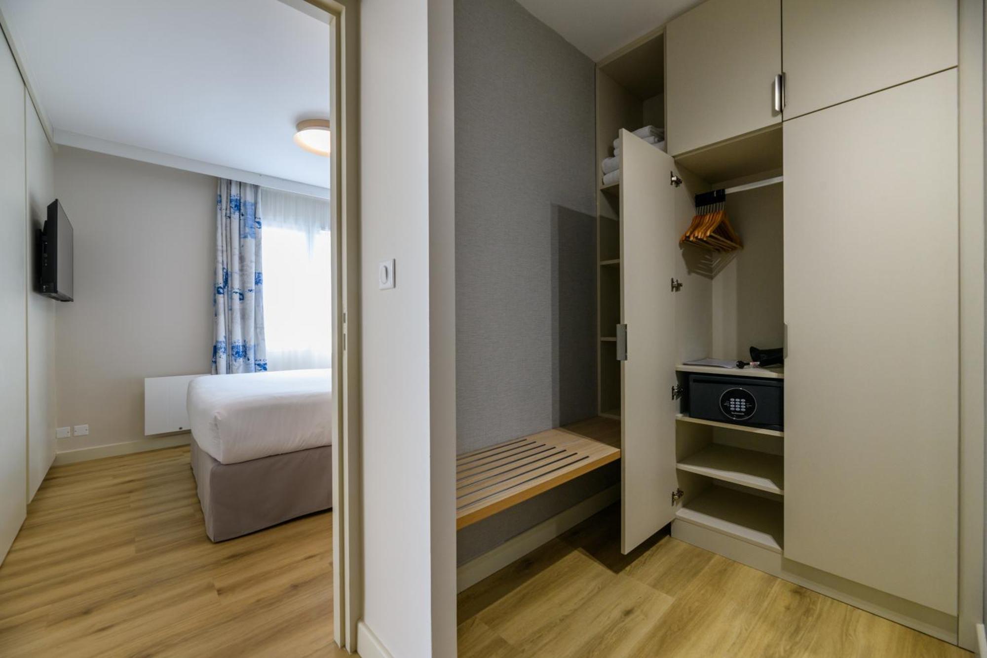 One-Bedroom Apartment separate toilet