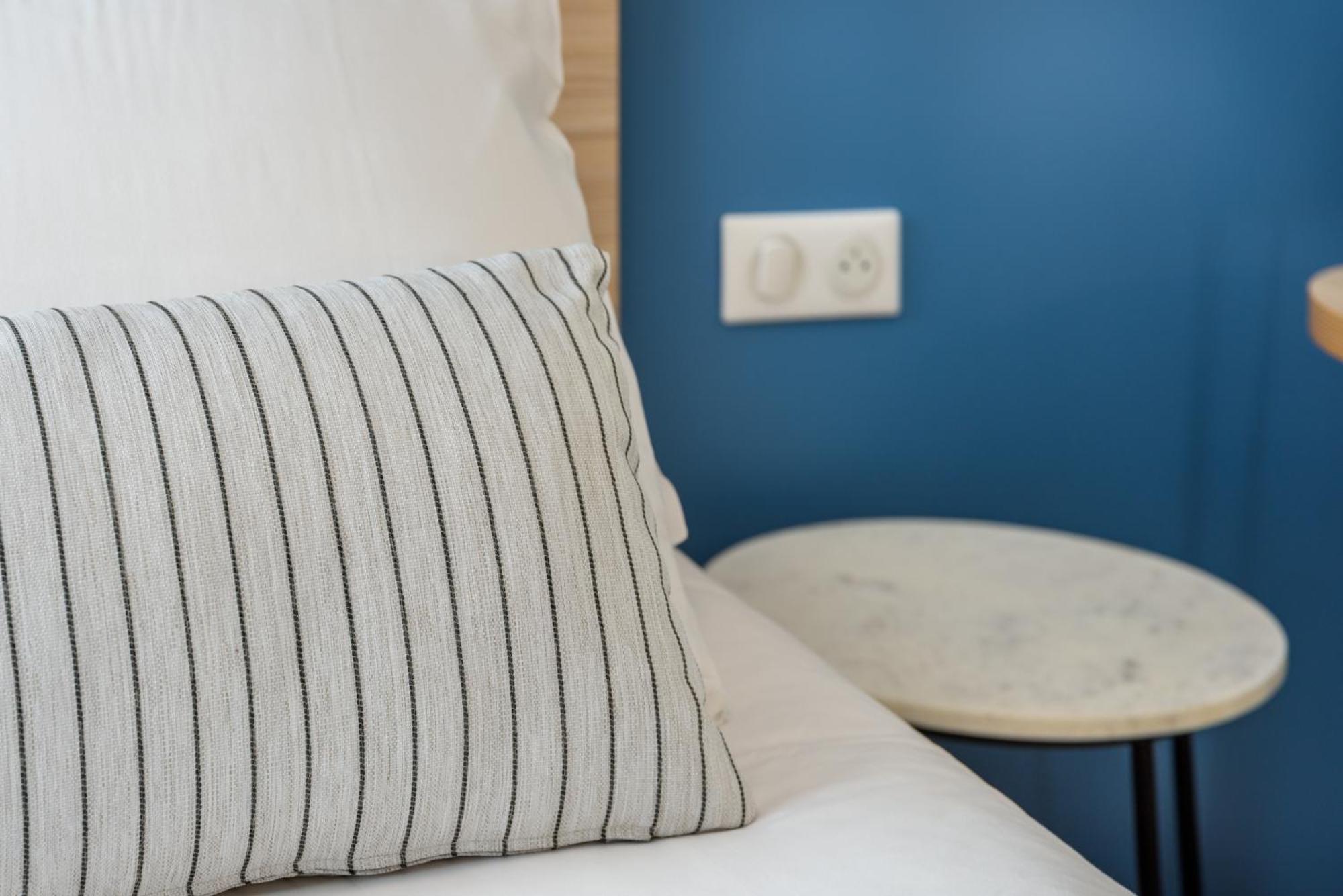 One-Bedroom Apartment separate toilet