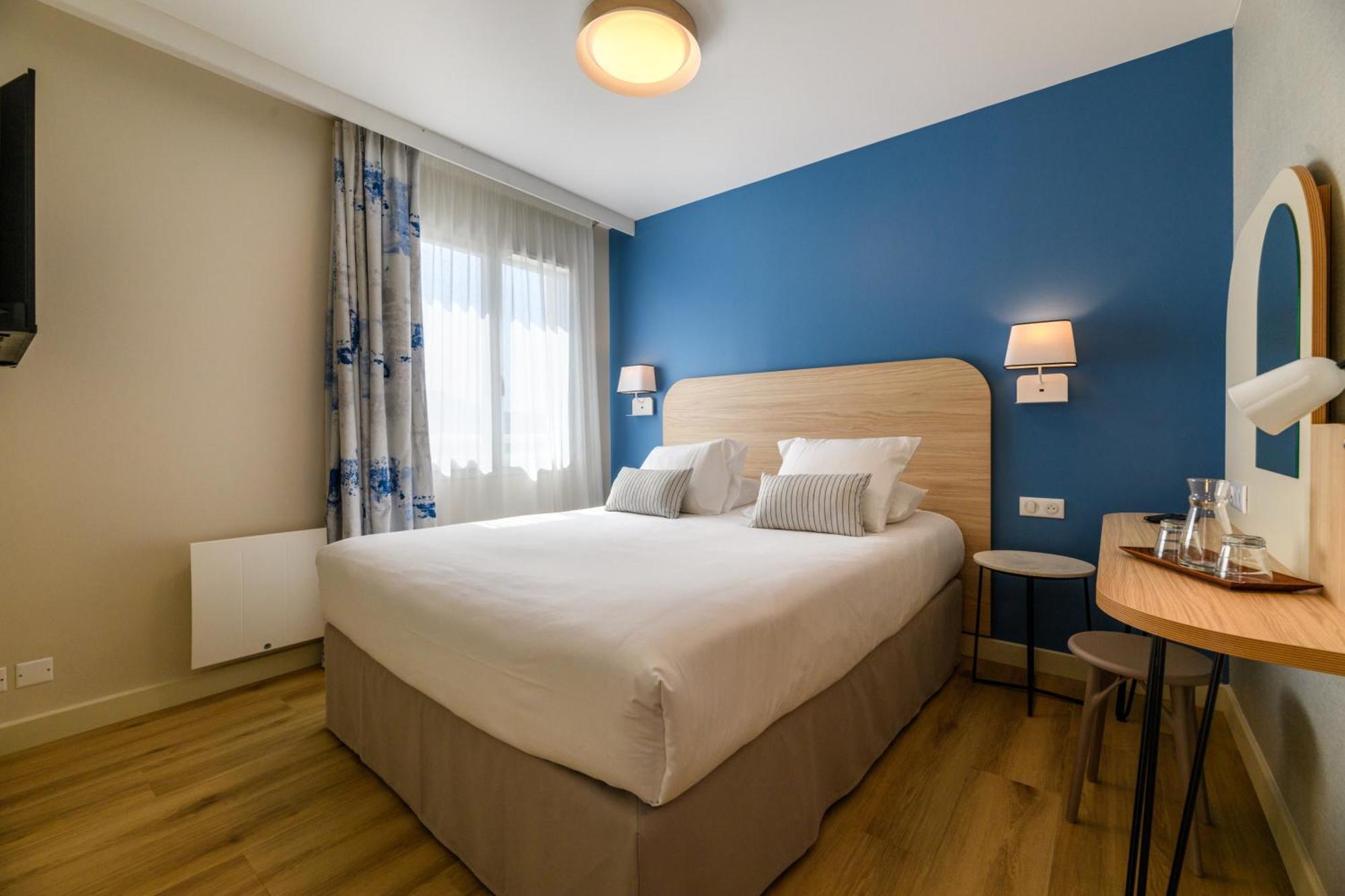 One-Bedroom Apartment separate toilet