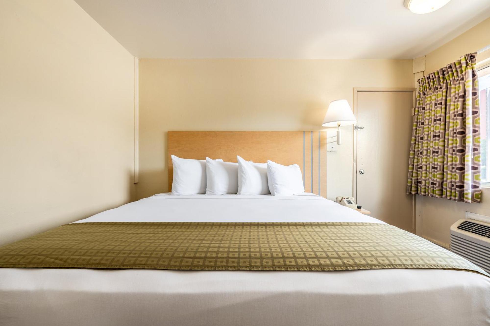 1 King Bed Non-Smoking
