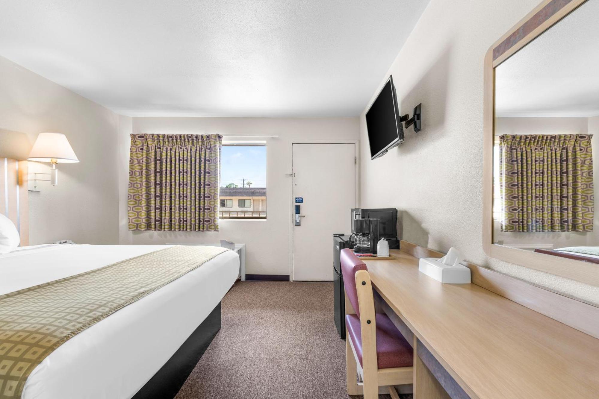 1 King Bed Non-Smoking