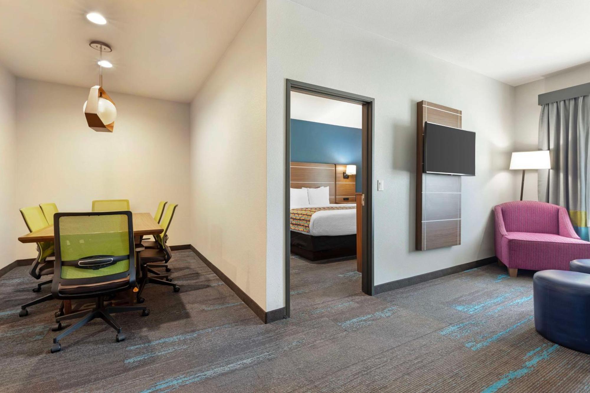 Two-Bedrooms King Suite