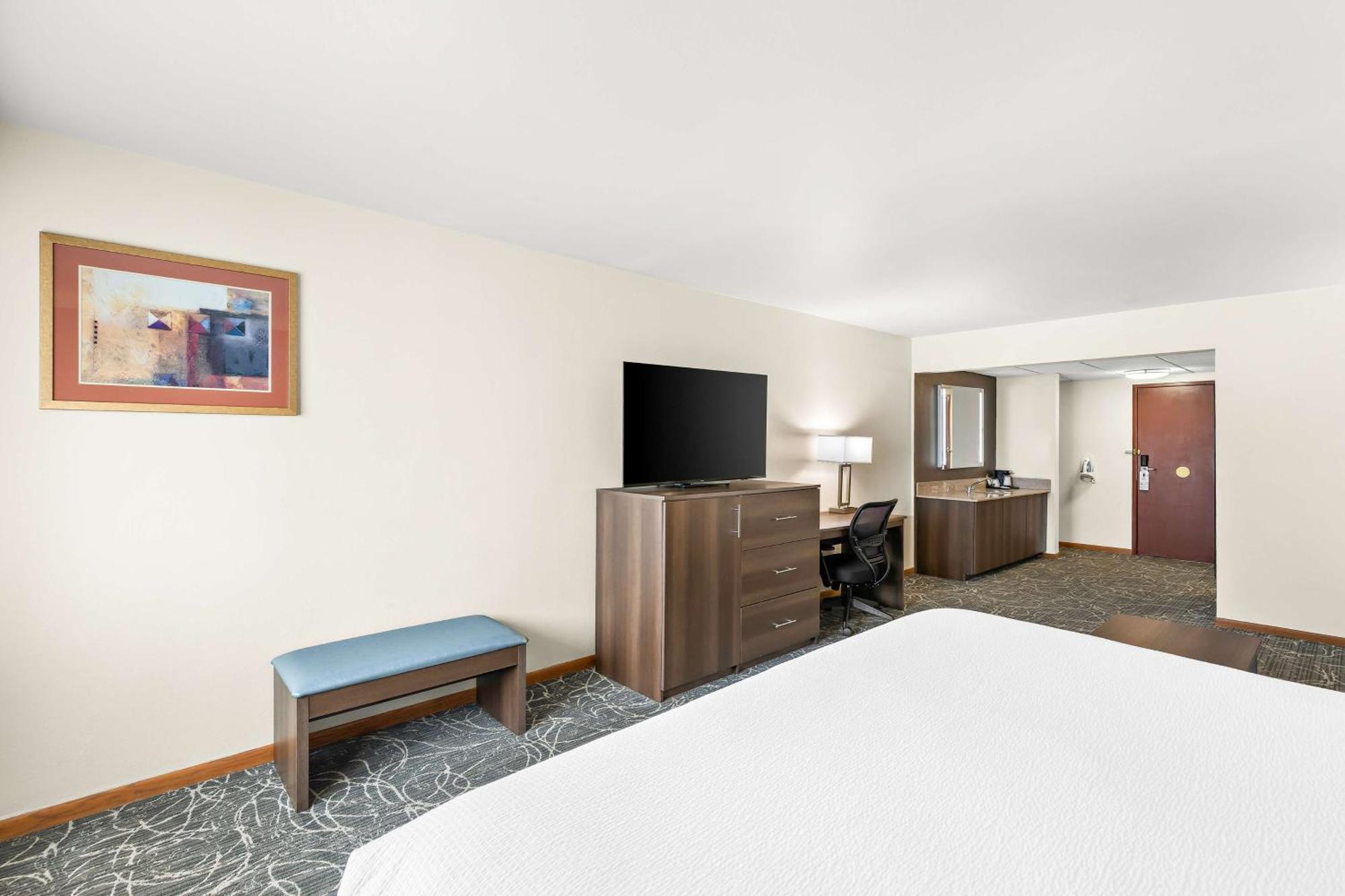 King Room Bath Tub Mobility Access Room or Non-Smoking