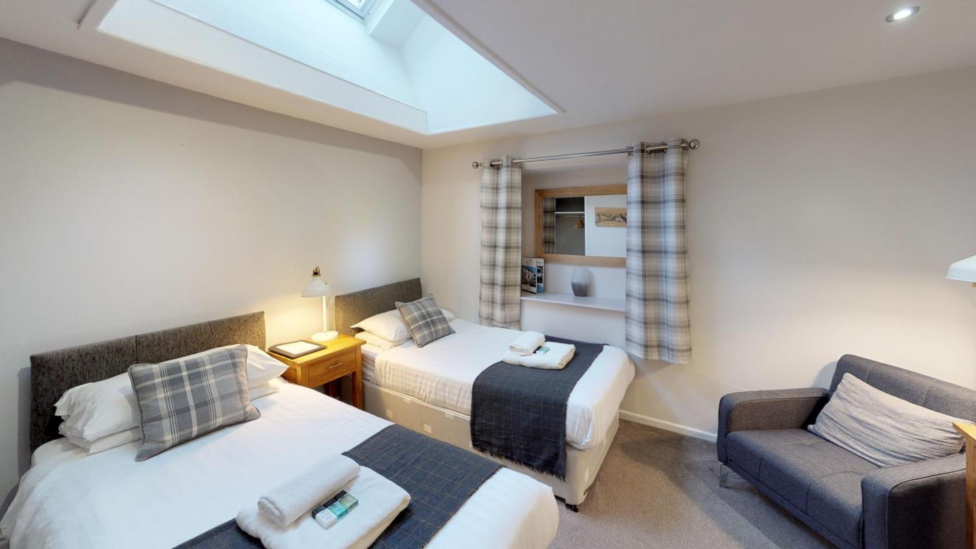 Standard Twin Room a Skylight window