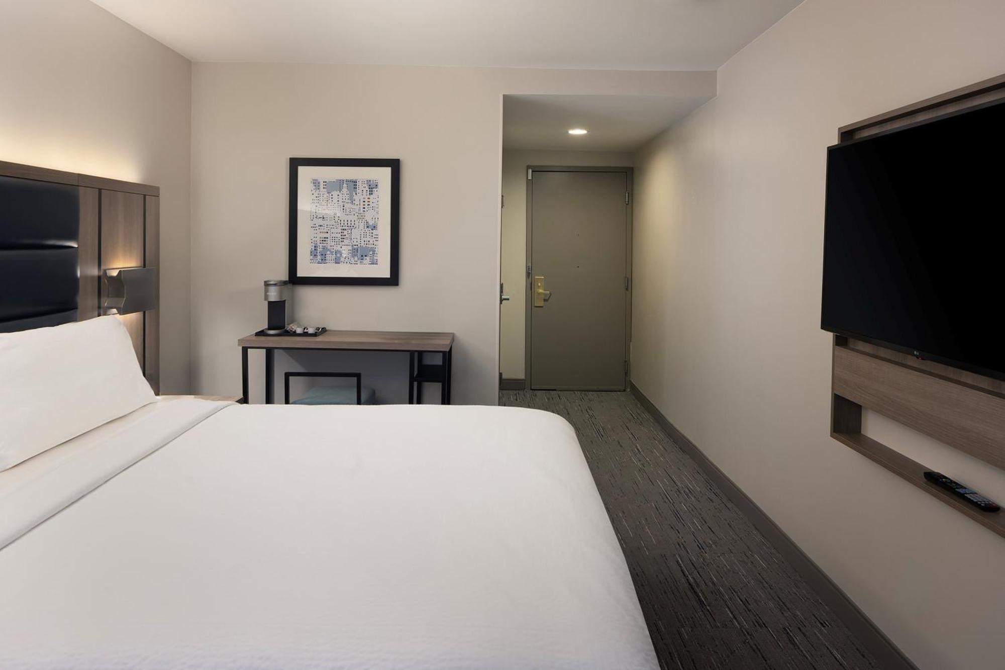 Standard King Room Mobility Accessible Tub