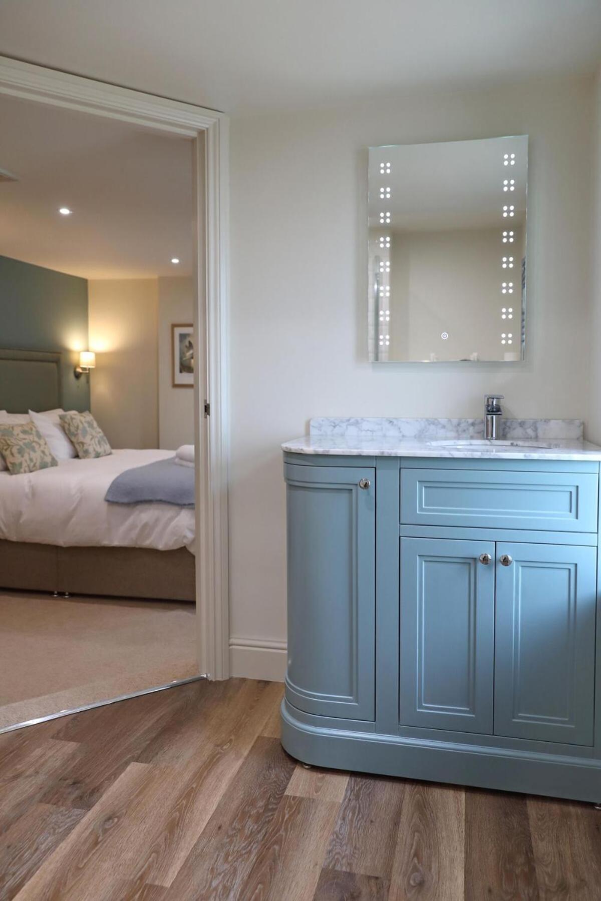 Deluxe Double Room Shower