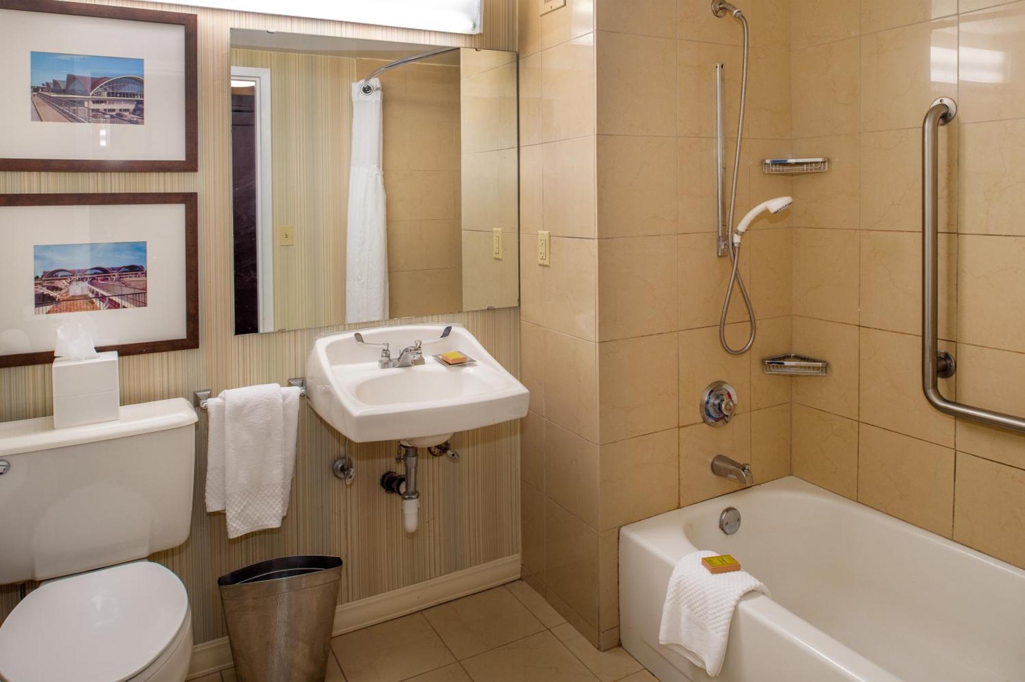 King Room with Bath Tub - Mobility Access