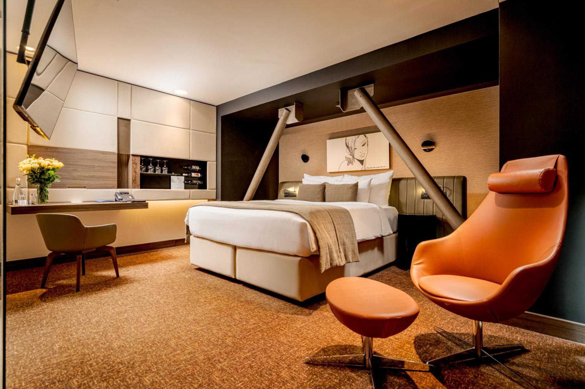 Lifestyle Suite pool access